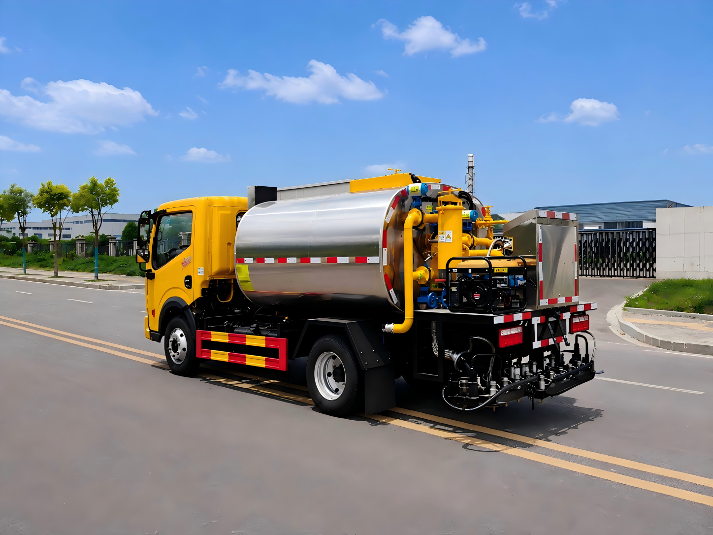 Camion distributeur d'asphalte Dongfeng de 4,3 m³, Suizhou Hongda Automobile Sales Co., Ltd., Camion distributeur d'asphalte Dongfeng de 4,3 m³