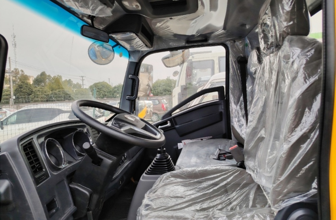 Camion distributeur d'asphalte HOWO 6,8 m³, Suizhou Hongda Automobile Sales Co., Ltd., Camion distributeur d'asphalte HOWO 6,8 m³