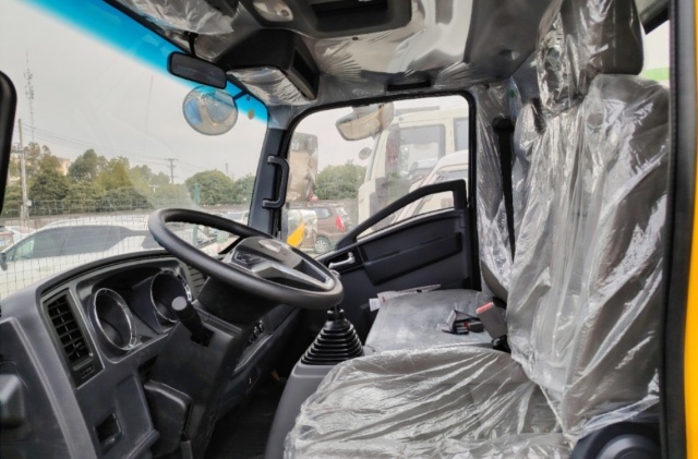 Camion distributeur d'asphalte HOWO 6,8 m³, Suizhou Hongda Automobile Sales Co., Ltd., Camion distributeur d'asphalte HOWO 6,8 m³