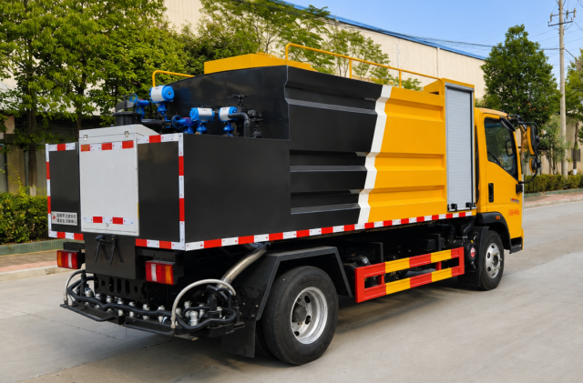 Camion distributeur d'asphalte HOWO 6,8 m³, Suizhou Hongda Automobile Sales Co., Ltd., Camion distributeur d'asphalte HOWO 6,8 m³