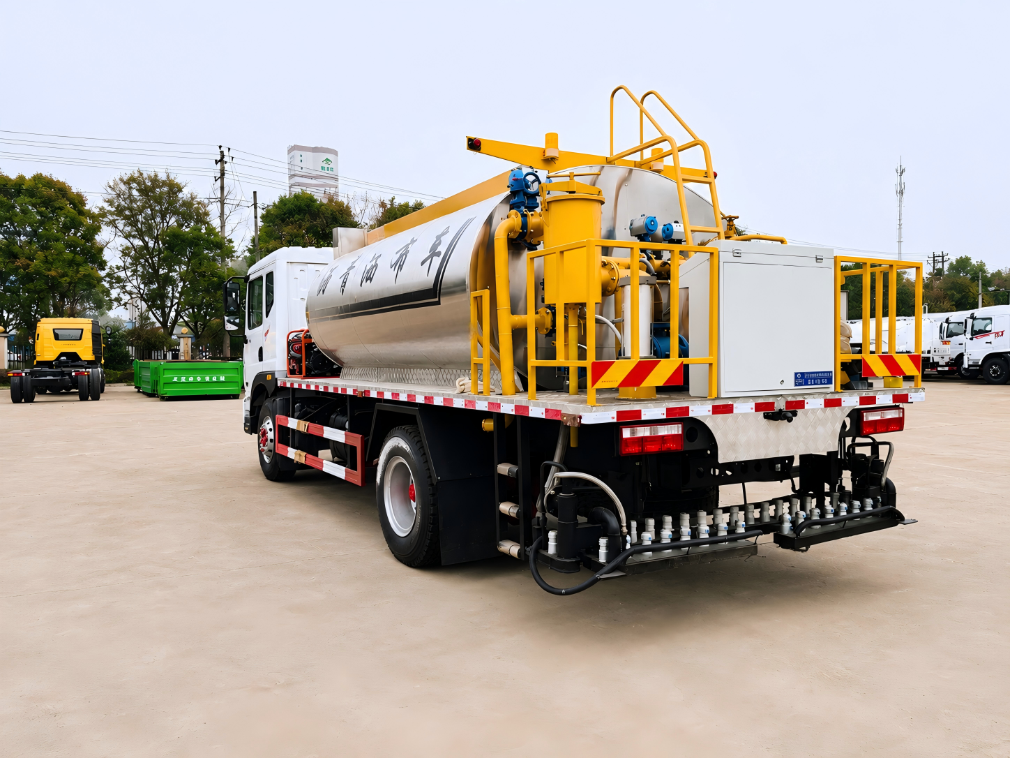 Camion distributeur d'asphalte DongFeng de 9,5 m³, Suizhou Hongda Automobile Sales Co., Ltd., Camion distributeur d'asphalte DongFeng de 9,5 m³