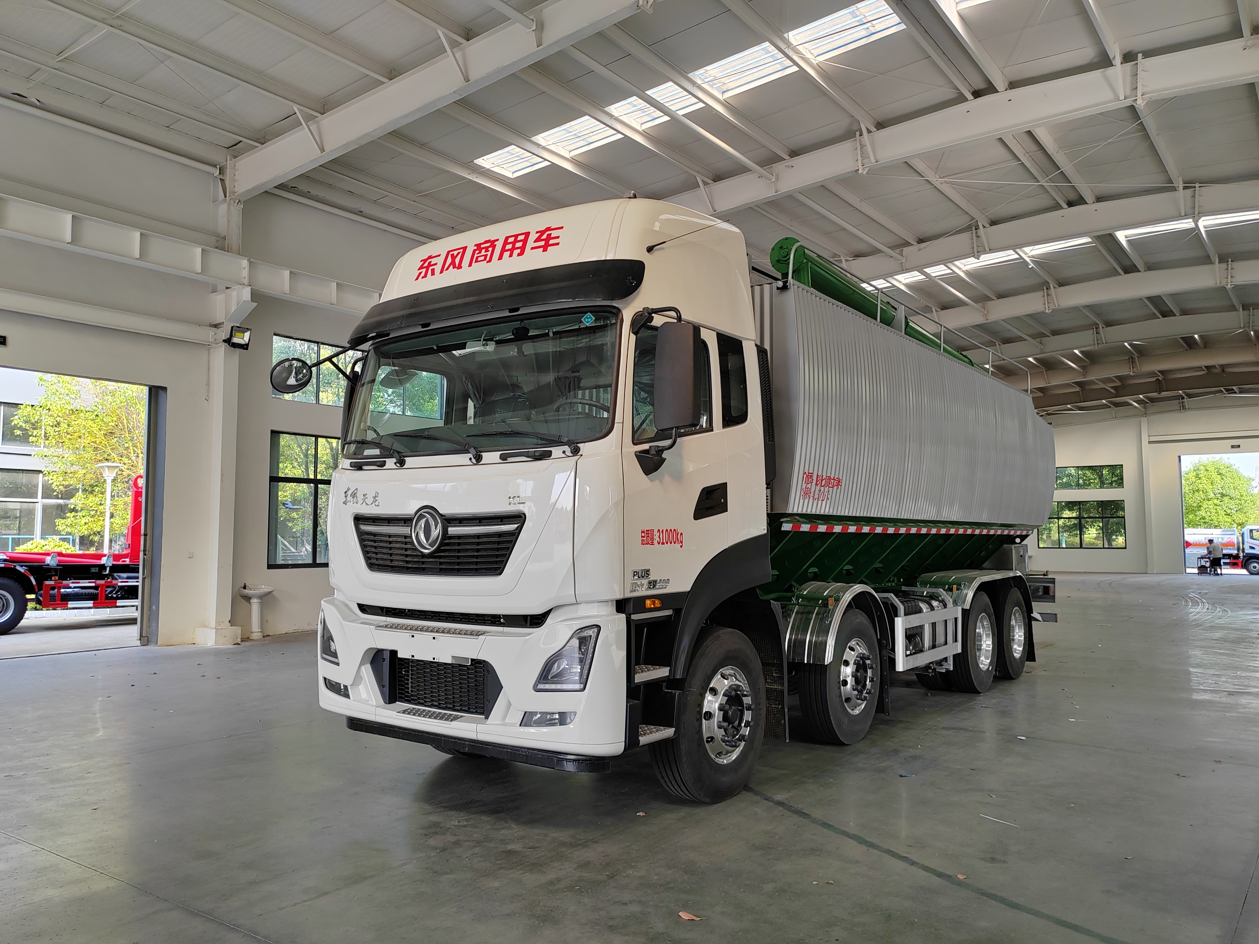 Camion d'alimentation en vrac Dongfeng Tianlong 32,8 m³, Suizhou Hongda Automobile Sales Co., Ltd., Camion d'alimentation en vrac Dongfeng Tianlong 32,8 m³