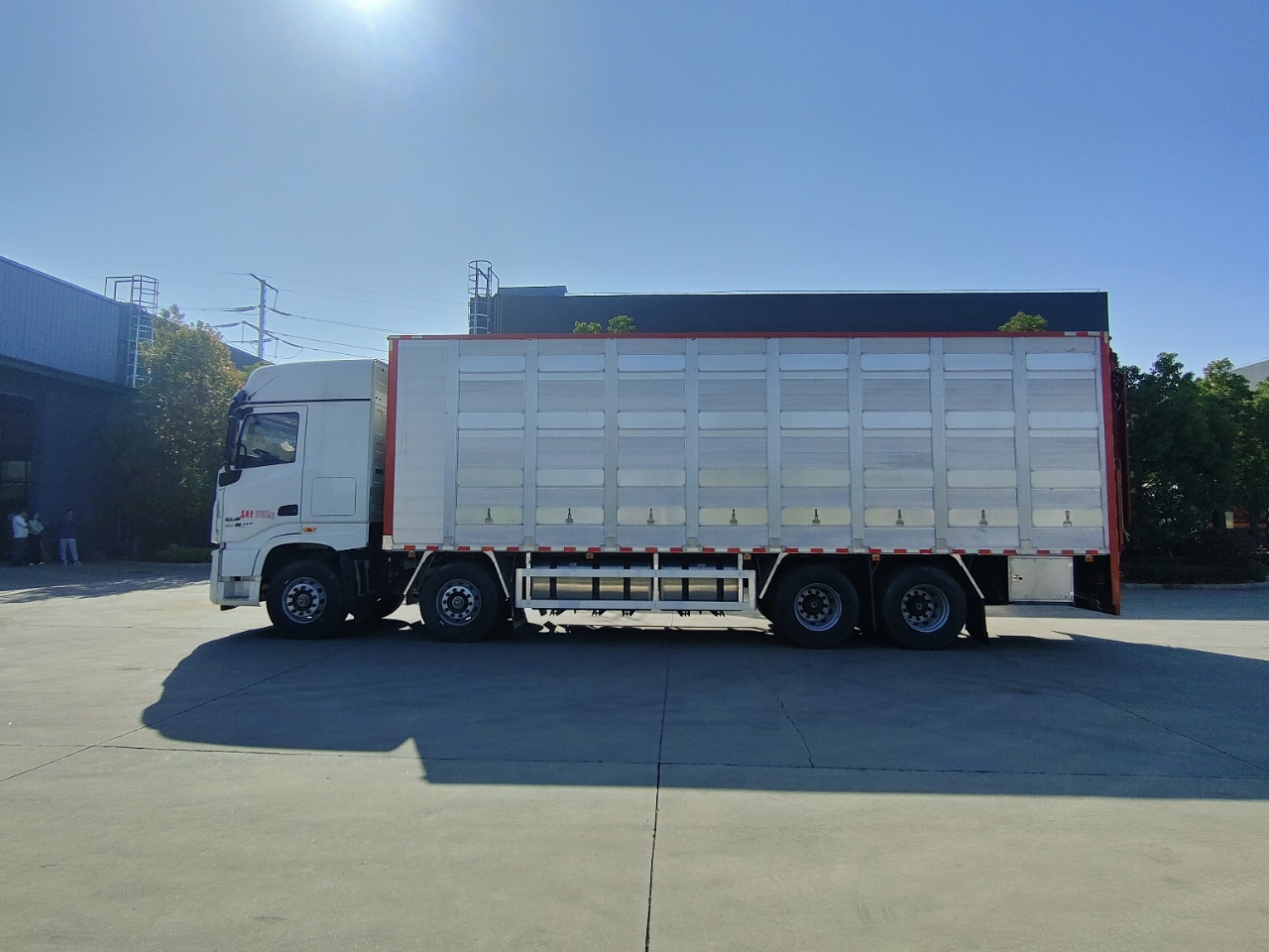 Dongfeng Tianlong 8x4 Livestock Transport Truck, Suizhou Hongda Automobile Sales Co., Ltd.,Dongfeng Tianlong 8x4 Livestock Transport Truck