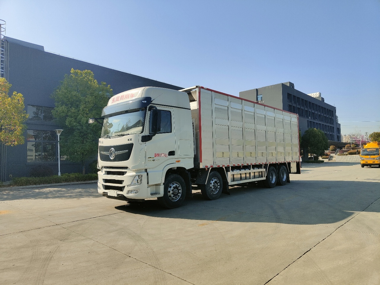 Dongfeng Tianlong 8x4 Livestock Transport Truck, Suizhou Hongda Automobile Sales Co., Ltd.,Dongfeng Tianlong 8x4 Livestock Transport Truck
