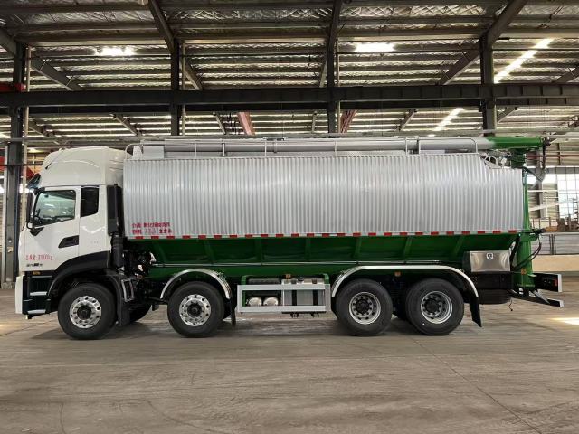 Camion d'alimentation en vrac Dongfeng Tianlong 32,8 m³, Suizhou Hongda Automobile Sales Co., Ltd., Camion d'alimentation en vrac Dongfeng Tianlong 32,8 m³