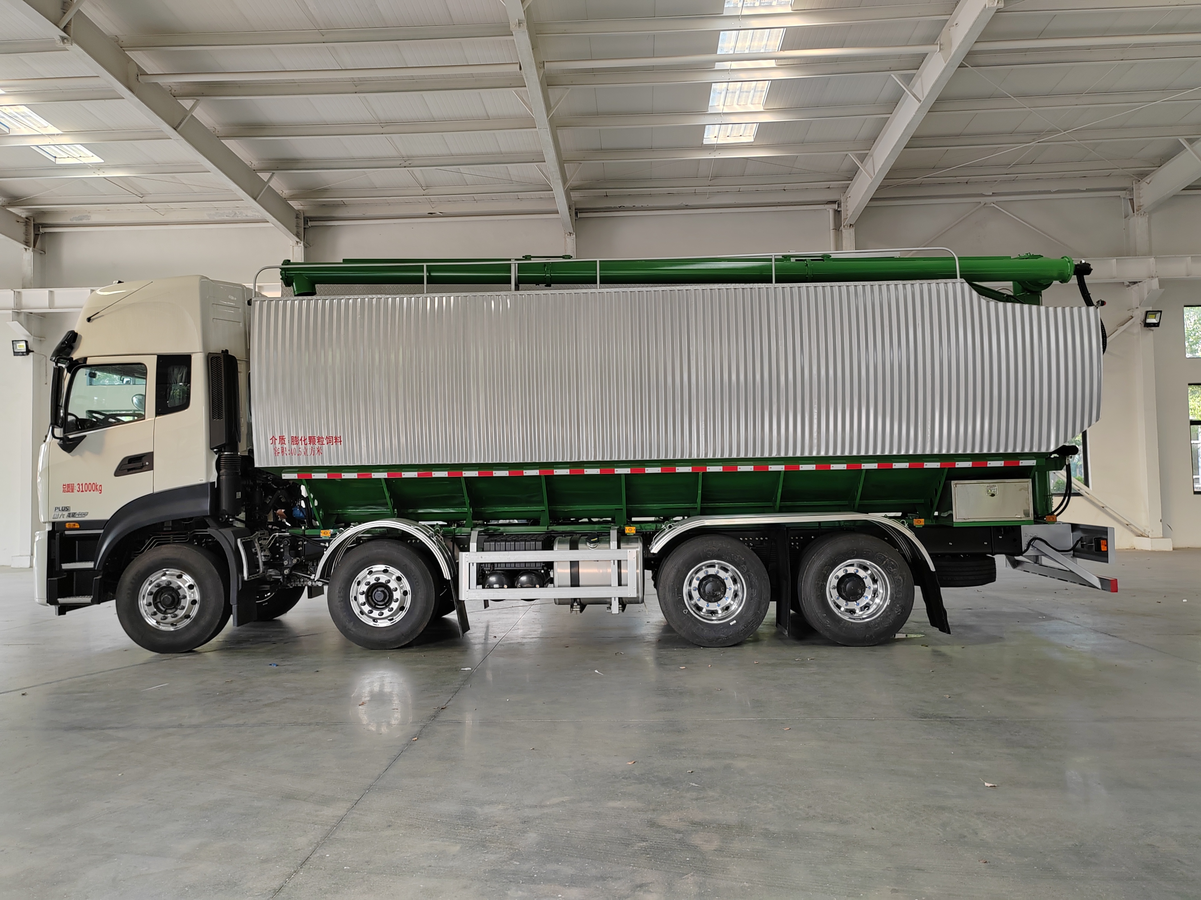 Camion d'alimentation en vrac Dongfeng Tianlong 32,8 m³, Suizhou Hongda Automobile Sales Co., Ltd., Camion d'alimentation en vrac Dongfeng Tianlong 32,8 m³