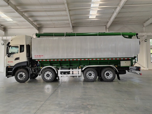 Camion d'alimentation en vrac Dongfeng Tianlong 32,8 m³, Suizhou Hongda Automobile Sales Co., Ltd., Camion d'alimentation en vrac Dongfeng Tianlong 32,8 m³