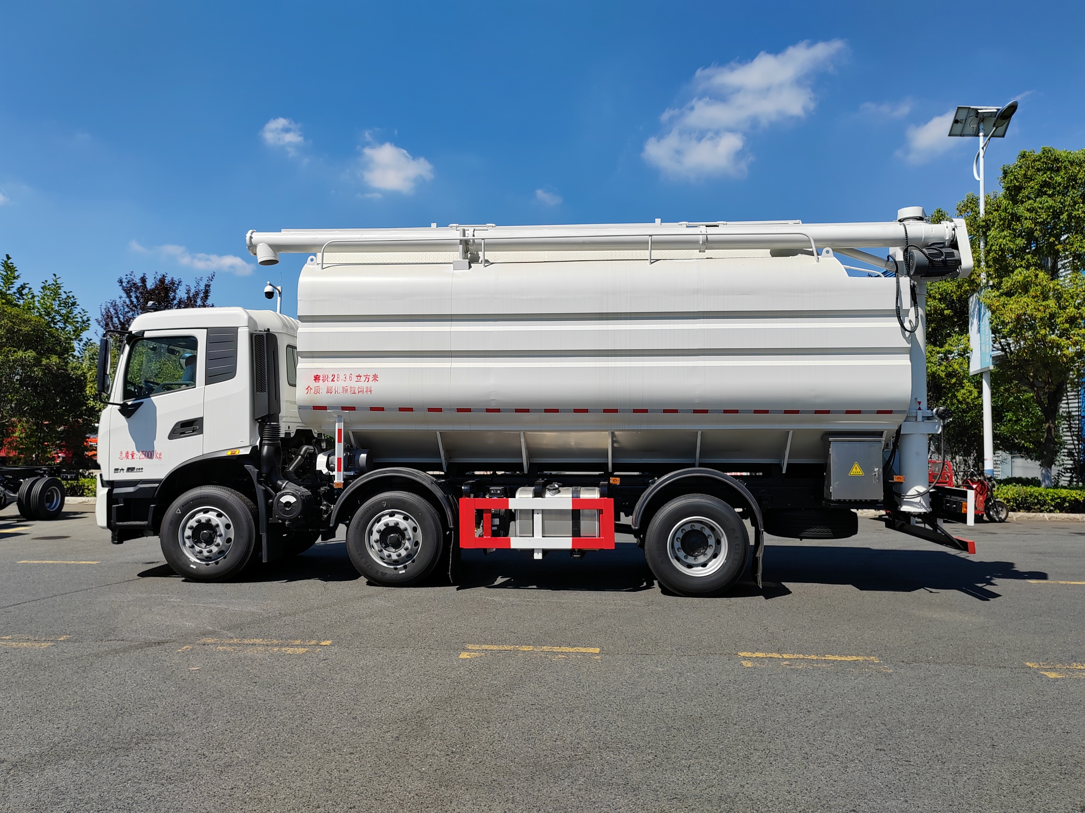 Dongfeng Tianjin 6x2 3 essieux 28,36 m³ Camion de transport d'aliments en vrac, Suizhou Hongda Automobile Sales Co., Ltd., Dongfeng Tianjin 6x2 3 essieux 28,36 m³ Camion de transport d'aliments en vrac