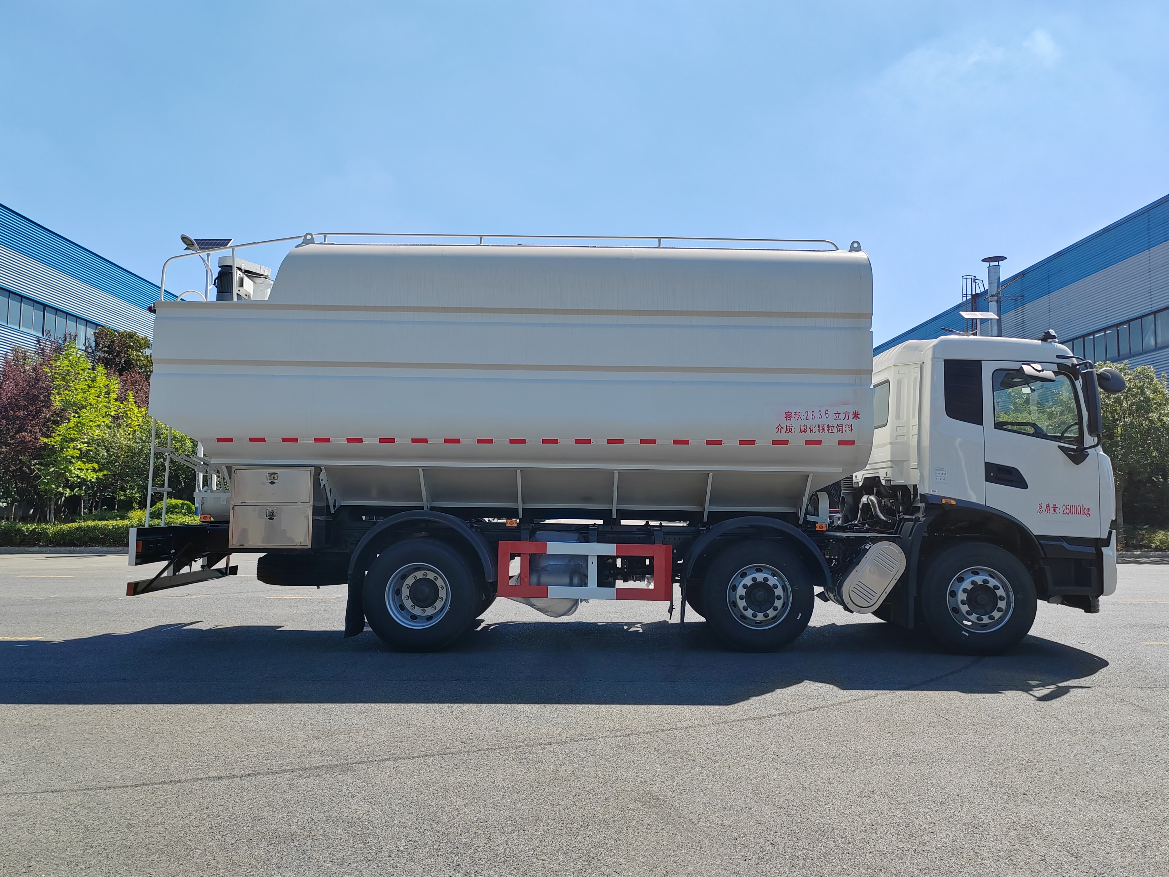 Dongfeng Tianjin 6x2 3 essieux 28,36 m³ Camion de transport d'aliments en vrac, Suizhou Hongda Automobile Sales Co., Ltd., Dongfeng Tianjin 6x2 3 essieux 28,36 m³ Camion de transport d'aliments en vrac