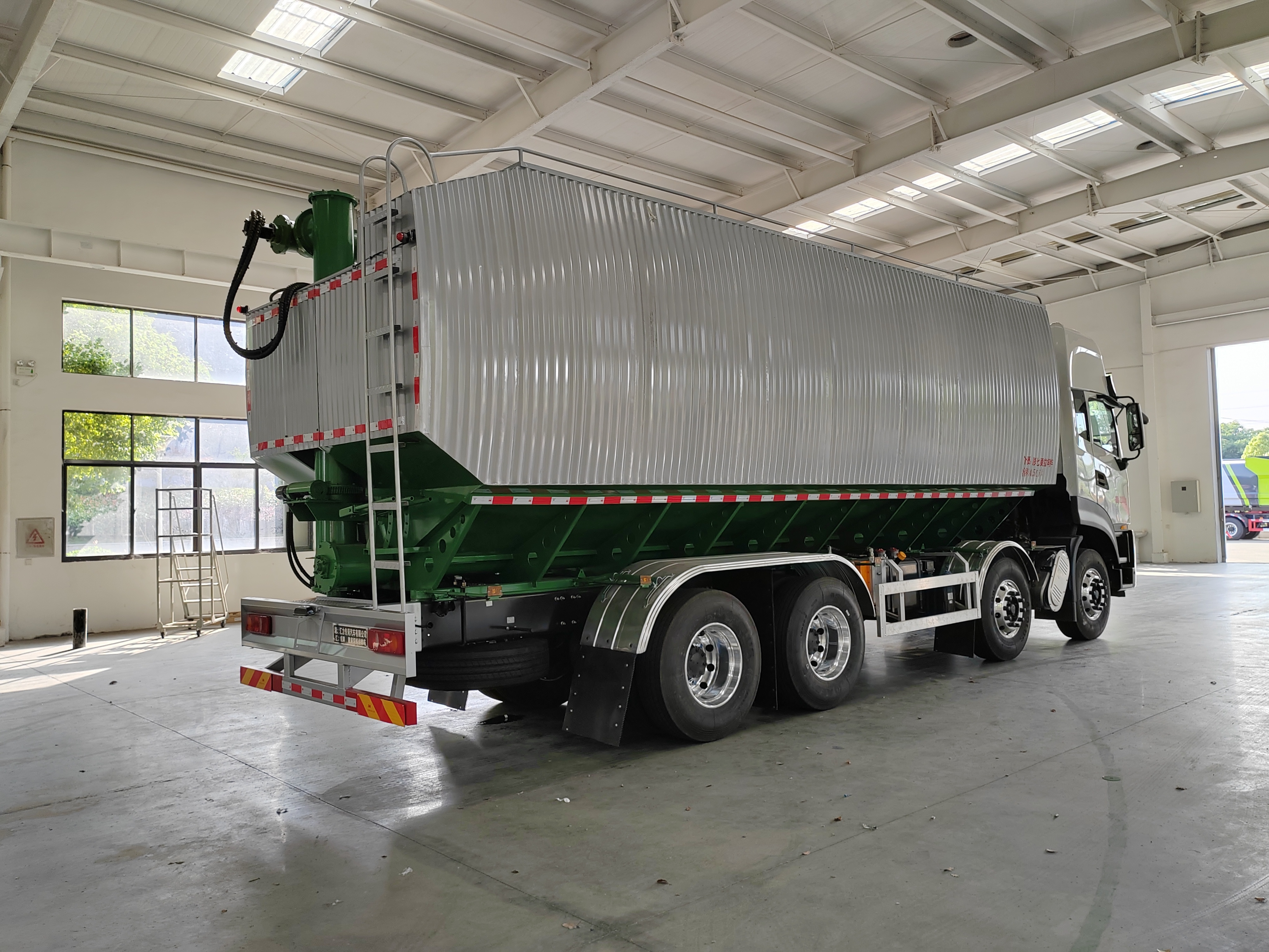 Camion d'alimentation en vrac Dongfeng Tianlong 32,8 m³, Suizhou Hongda Automobile Sales Co., Ltd., Camion d'alimentation en vrac Dongfeng Tianlong 32,8 m³