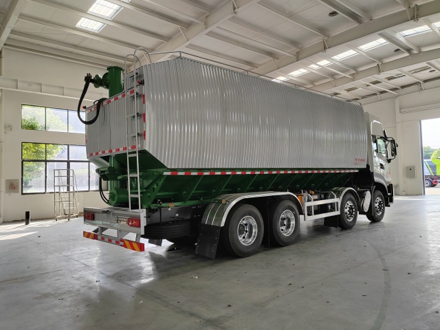 Camion d'alimentation en vrac Dongfeng Tianlong 32,8 m³, Suizhou Hongda Automobile Sales Co., Ltd., Camion d'alimentation en vrac Dongfeng Tianlong 32,8 m³