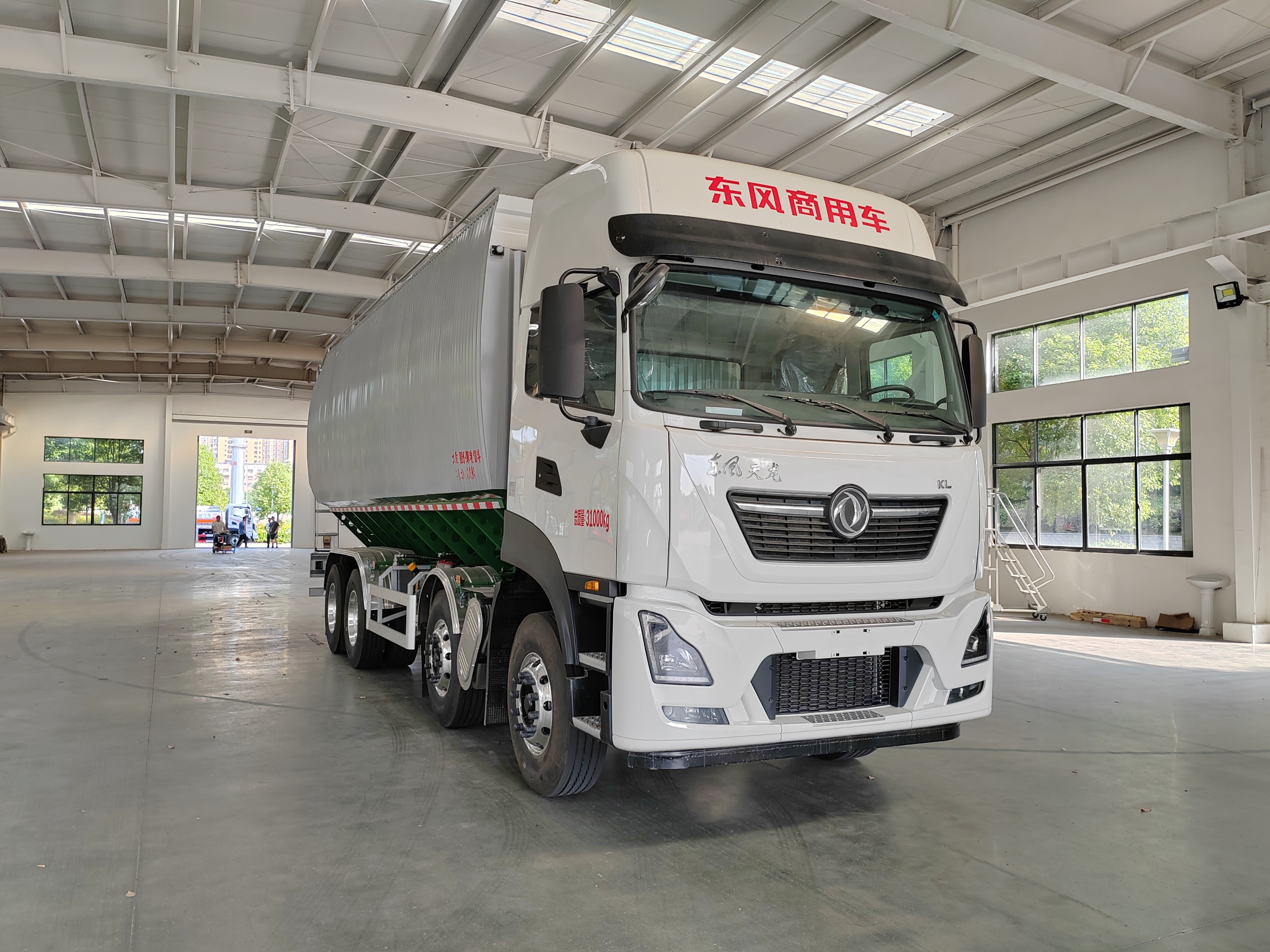 Camion d'alimentation en vrac Dongfeng Tianlong 32,8 m³, Suizhou Hongda Automobile Sales Co., Ltd., Camion d'alimentation en vrac Dongfeng Tianlong 32,8 m³