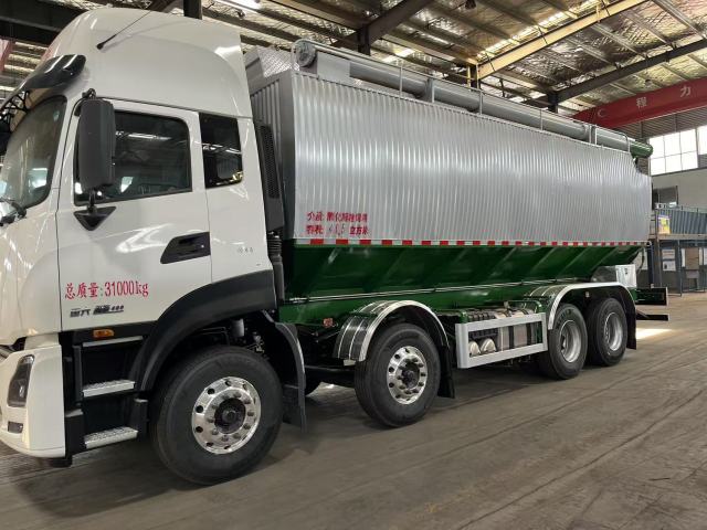 Camion d'alimentation en vrac Dongfeng Tianlong 32,8 m³, Suizhou Hongda Automobile Sales Co., Ltd., Camion d'alimentation en vrac Dongfeng Tianlong 32,8 m³