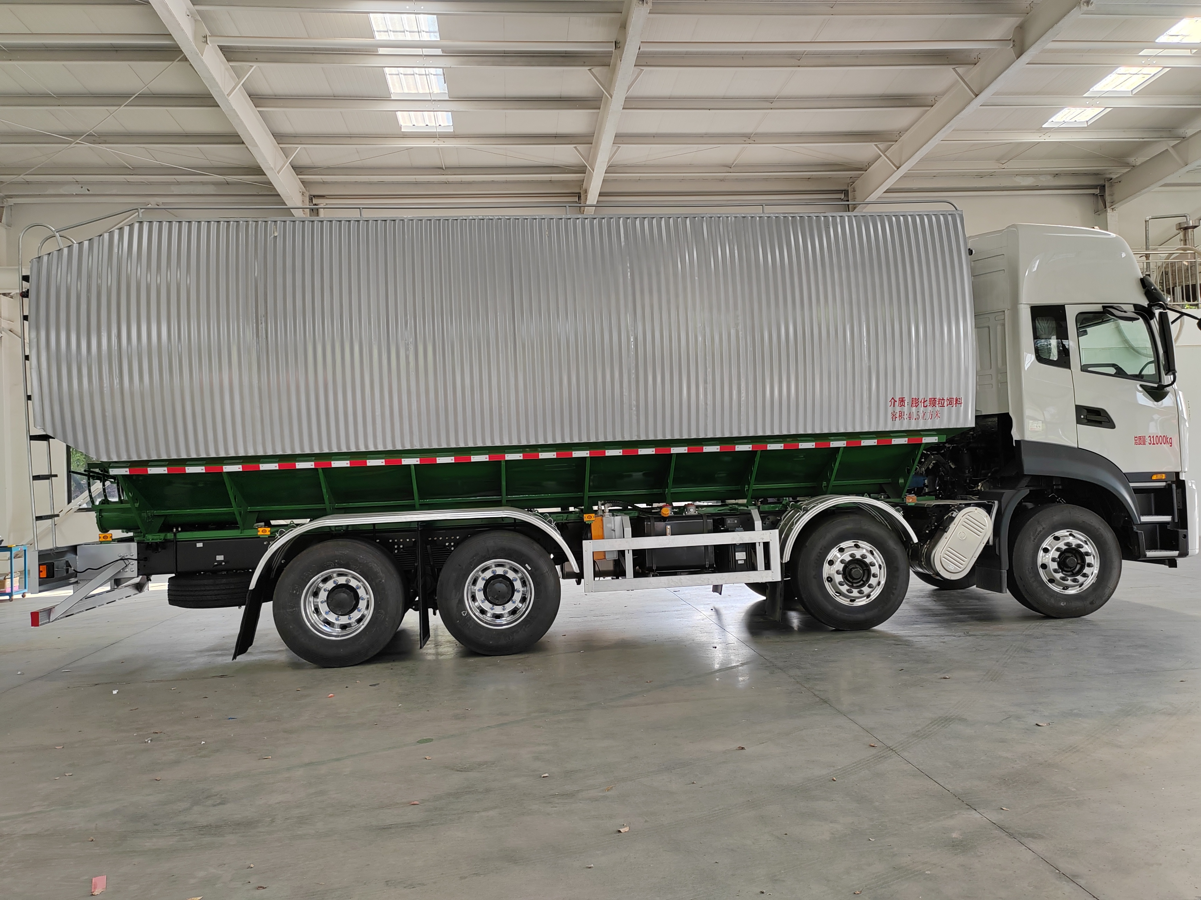 Camion d'alimentation en vrac Dongfeng Tianlong 32,8 m³, Suizhou Hongda Automobile Sales Co., Ltd., Camion d'alimentation en vrac Dongfeng Tianlong 32,8 m³