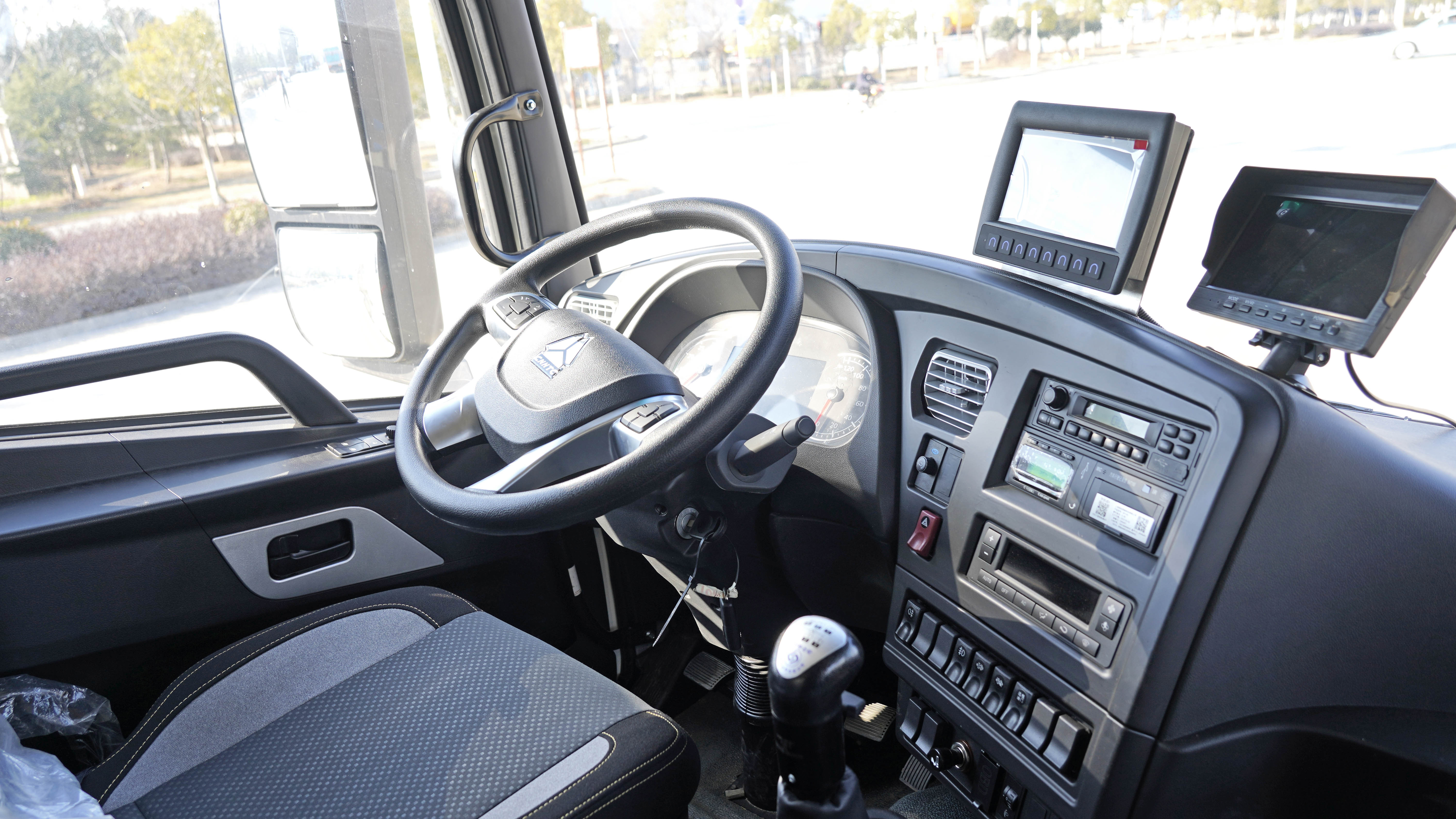 Camion balayeuse aspirante robuste HOWO 8 m³, Suizhou Hongda Automobile Sales Co., Ltd., Camion balayeuse aspirante robuste HOWO 8 m³