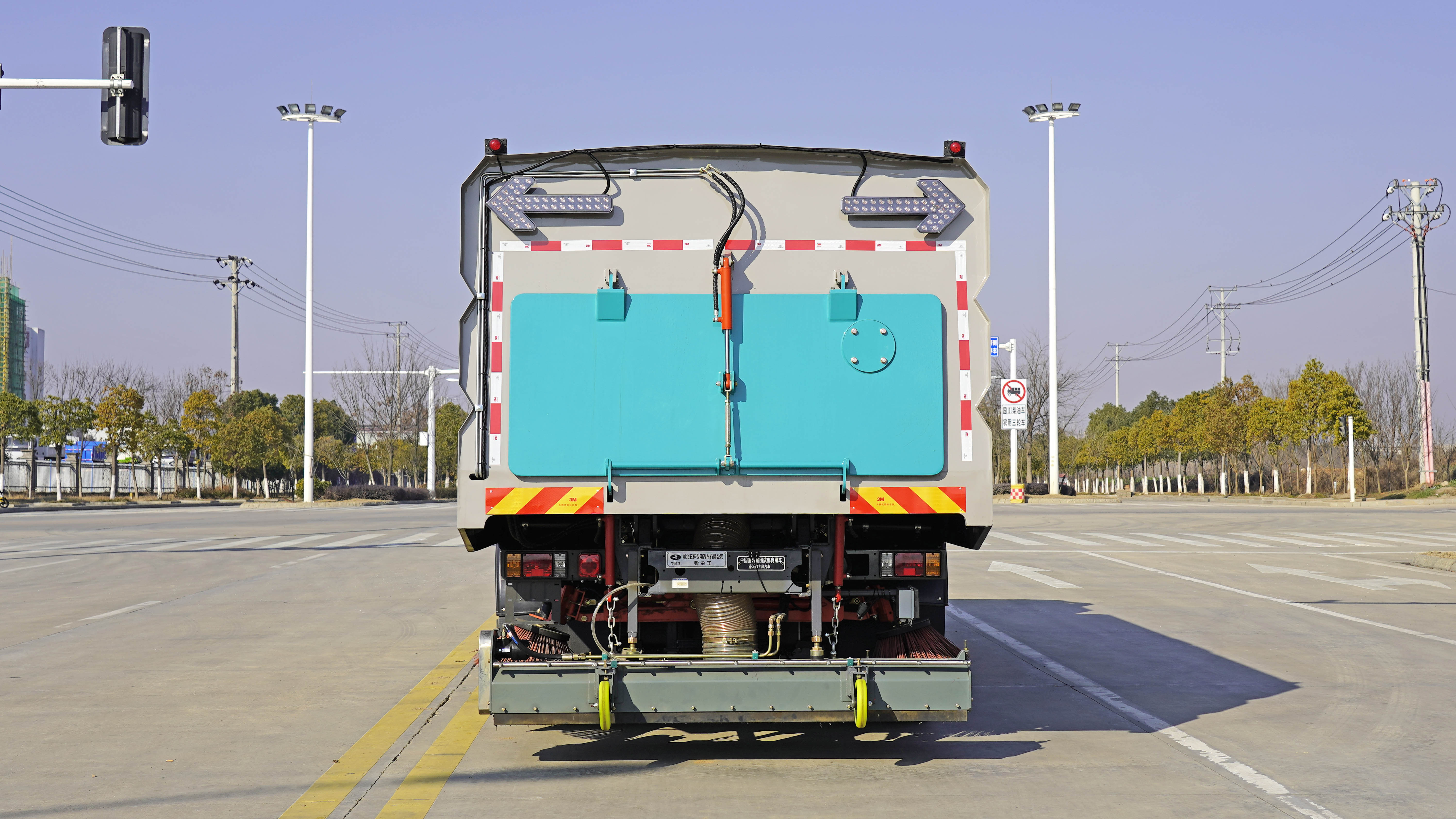 Camion balayeuse aspirante robuste HOWO 8 m³, Suizhou Hongda Automobile Sales Co., Ltd., Camion balayeuse aspirante robuste HOWO 8 m³