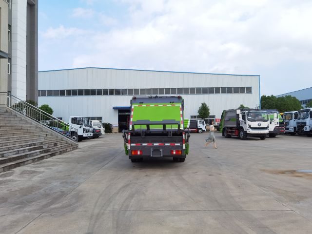 Мусоровоз HOWO с задней загрузкой и компактором, 8 м³, Suizhou Hongda Automobile Sales Co., Ltd., Мусоровоз HOWO с задней загрузкой и компактором.