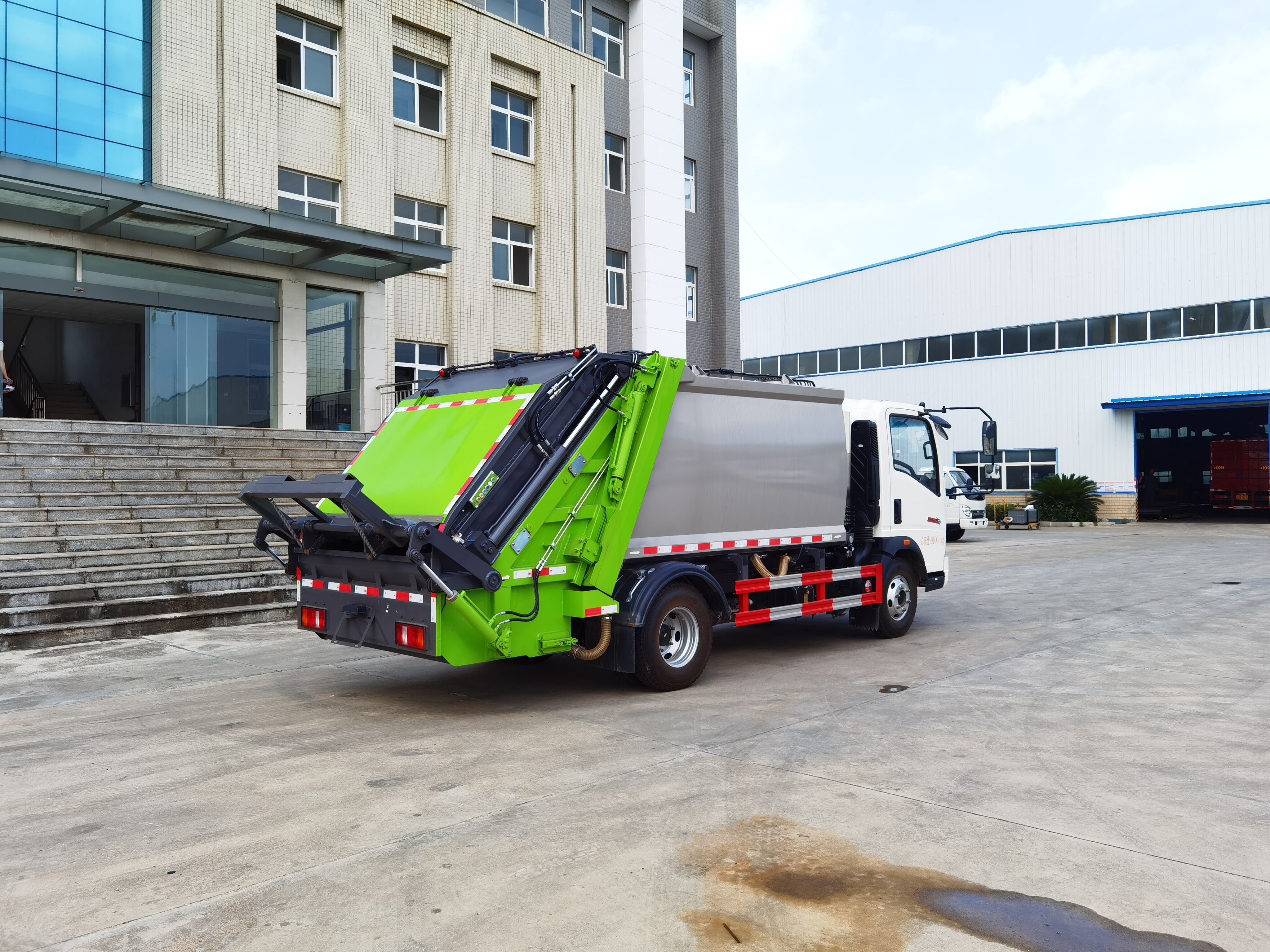Мусоровоз HOWO с задней загрузкой и компактором, 8 м³, Suizhou Hongda Automobile Sales Co., Ltd., Мусоровоз HOWO с задней загрузкой и компактором.