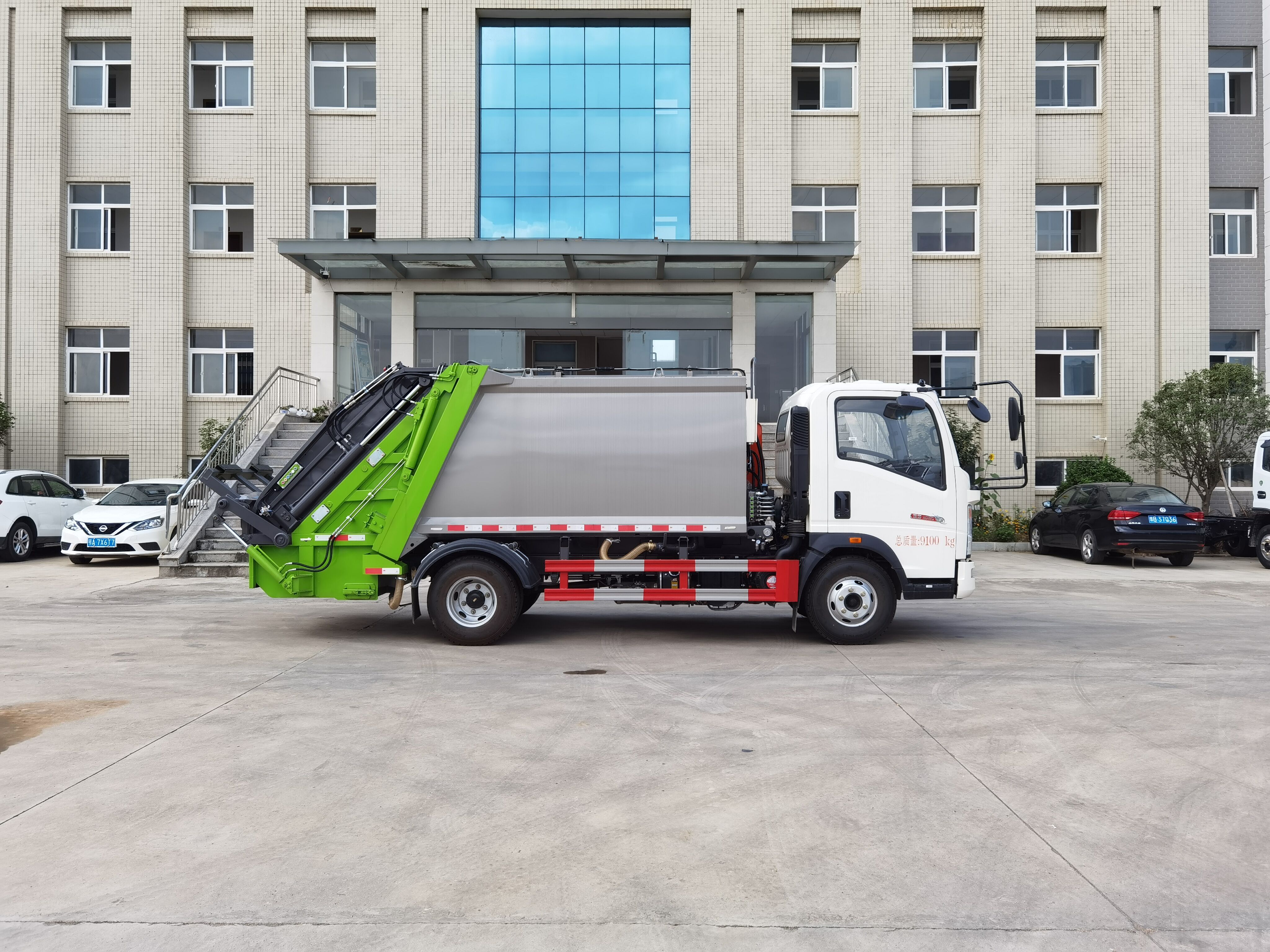 Мусоровоз HOWO с задней загрузкой и компактором, 8 м³, Suizhou Hongda Automobile Sales Co., Ltd., Мусоровоз HOWO с задней загрузкой и компактором.