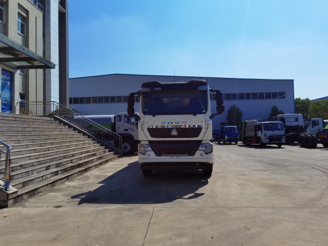 Мусоровоз HOWO с задней загрузкой и компактором, объемом 24 м³, Suizhou Hongda Automobile Sales Co., Ltd., Мусоровоз HOWO с задней загрузкой и компактором, объемом 24 м³.