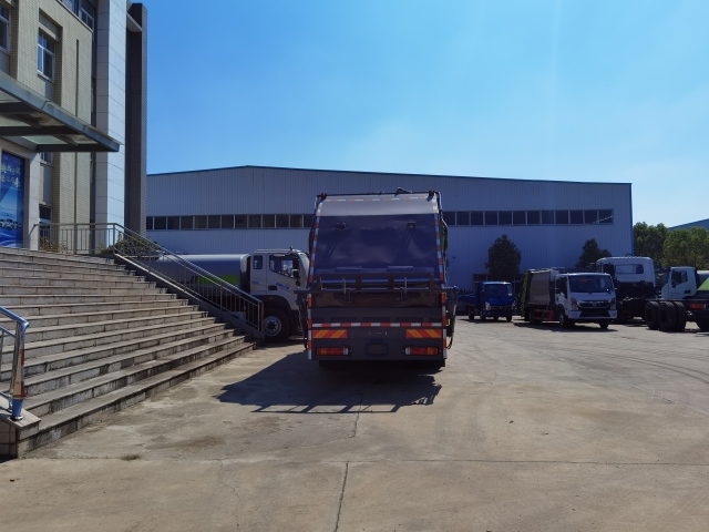 Мусоровоз HOWO с задней загрузкой и компактором, объемом 24 м³, Suizhou Hongda Automobile Sales Co., Ltd., Мусоровоз HOWO с задней загрузкой и компактором, объемом 24 м³.