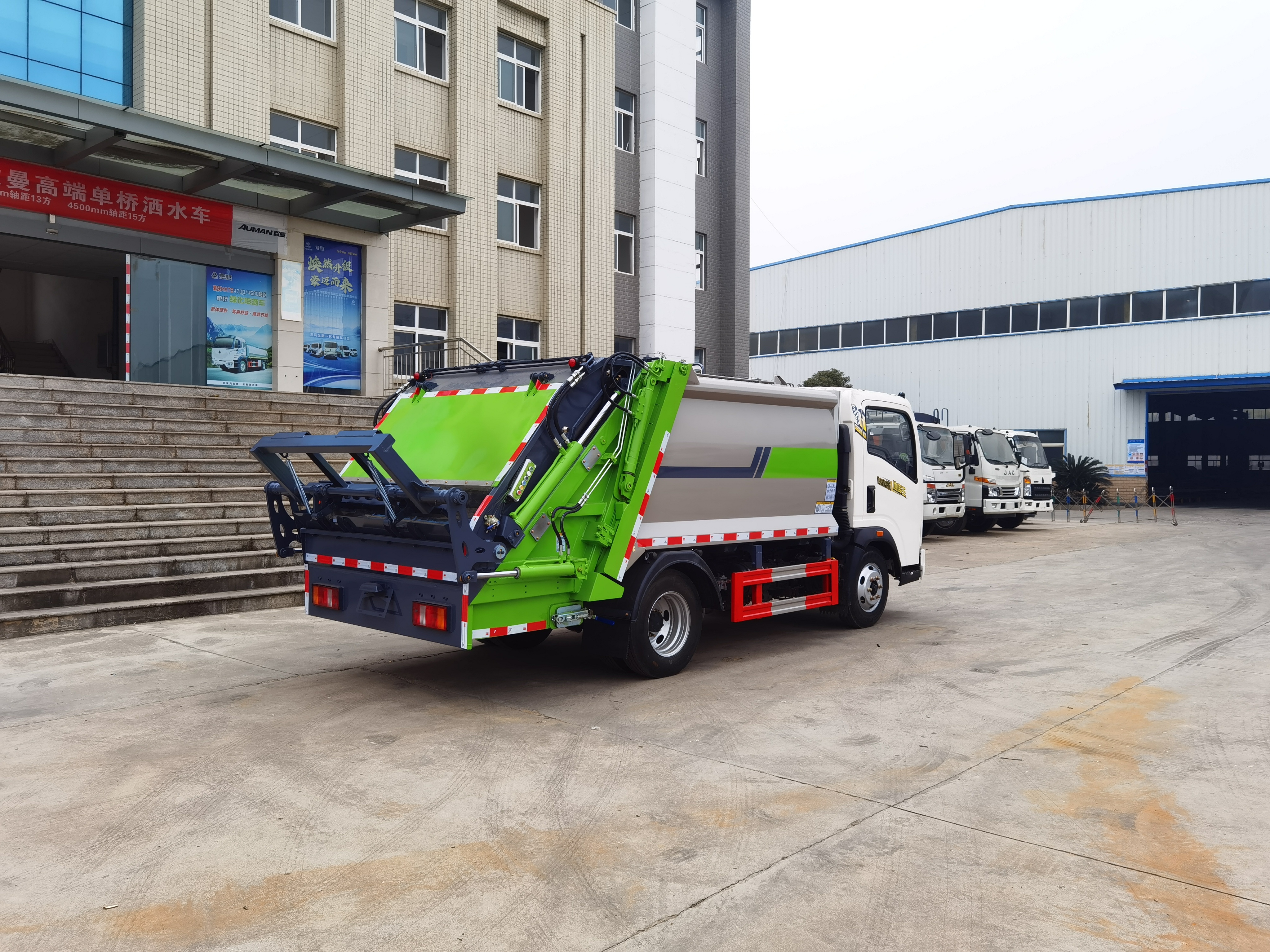 Мусоровоз HOWO с задней загрузкой и компактором, объемом 5,5 м³, Suizhou Hongda Automobile Sales Co., Ltd., Мусоровоз HOWO с задней загрузкой и компактором, объемом 5,5 м³