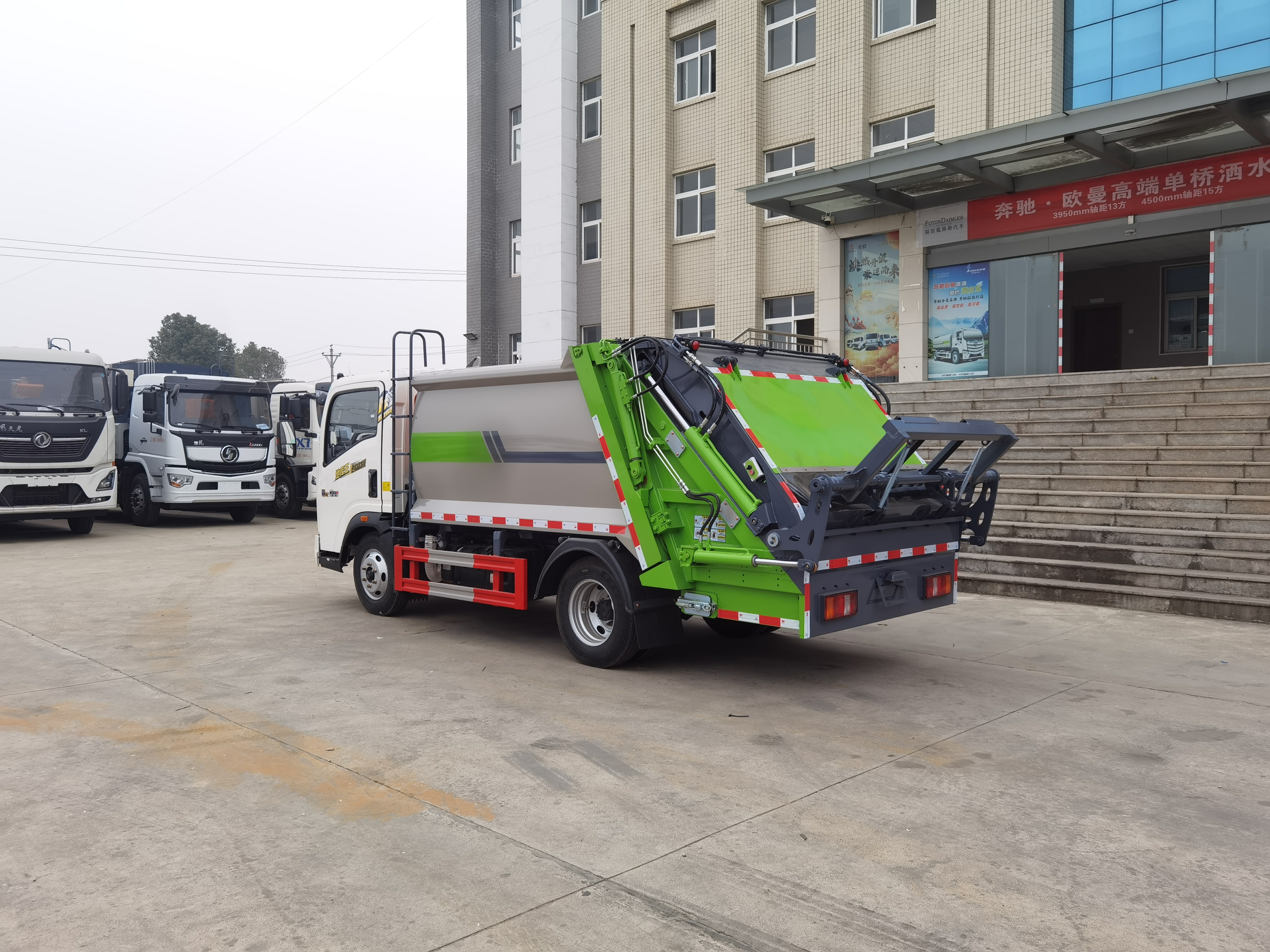 Мусоровоз HOWO с задней загрузкой и компактором, объемом 5,5 м³, Suizhou Hongda Automobile Sales Co., Ltd., Мусоровоз HOWO с задней загрузкой и компактором, объемом 5,5 м³