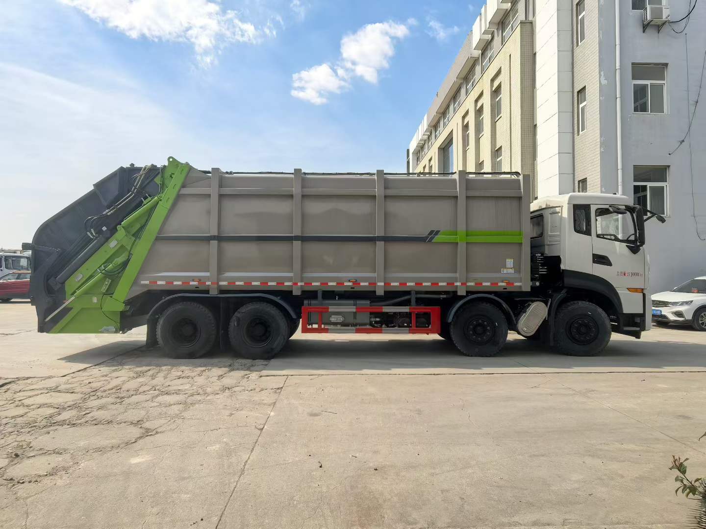 Мусоровоз HOWO с задней загрузкой и компактором, объемом 40 м³, Suizhou Hongda Automobile Sales Co., Ltd., Мусоровоз HOWO с задней загрузкой и компактором, объемом 40 м³.