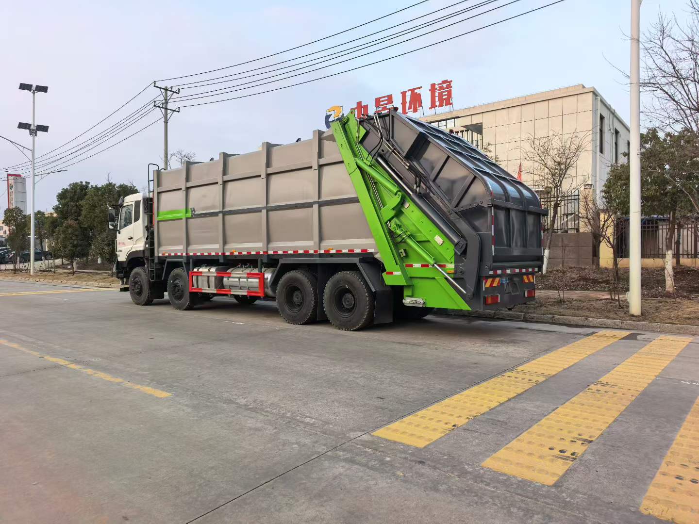 Мусоровоз DongFeng 40 м³ с задней загрузкой и компактором, Suizhou Hongda Automobile Sales Co., Ltd., Мусоровоз DongFeng 40 м³ с задней загрузкой и компактором