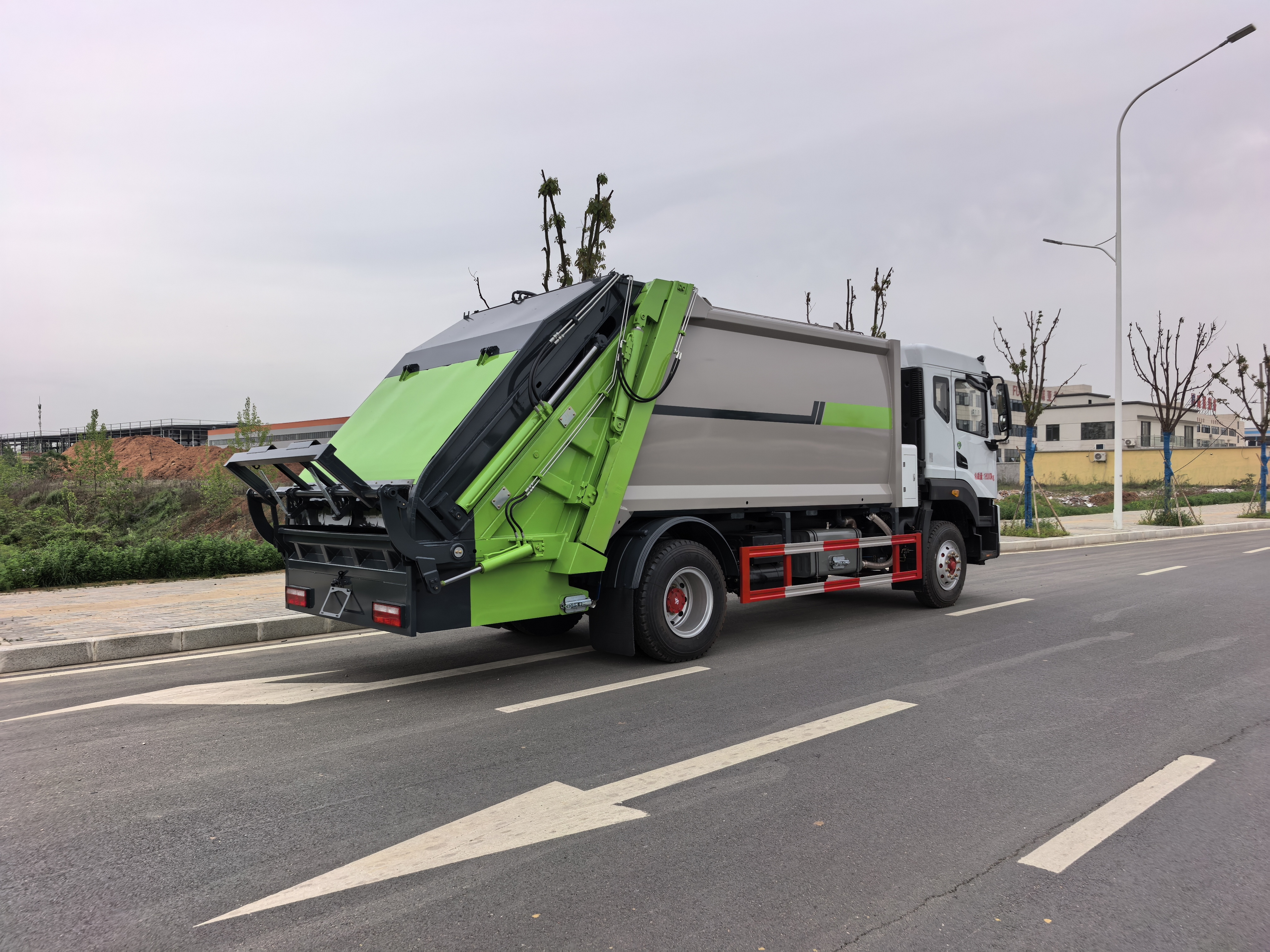 Мусоровоз DongFeng 15 м³ с задней загрузкой и компактором, Suizhou Hongda Automobile Sales Co., Ltd., Мусоровоз DongFeng 15 м³ с задней загрузкой и компактором