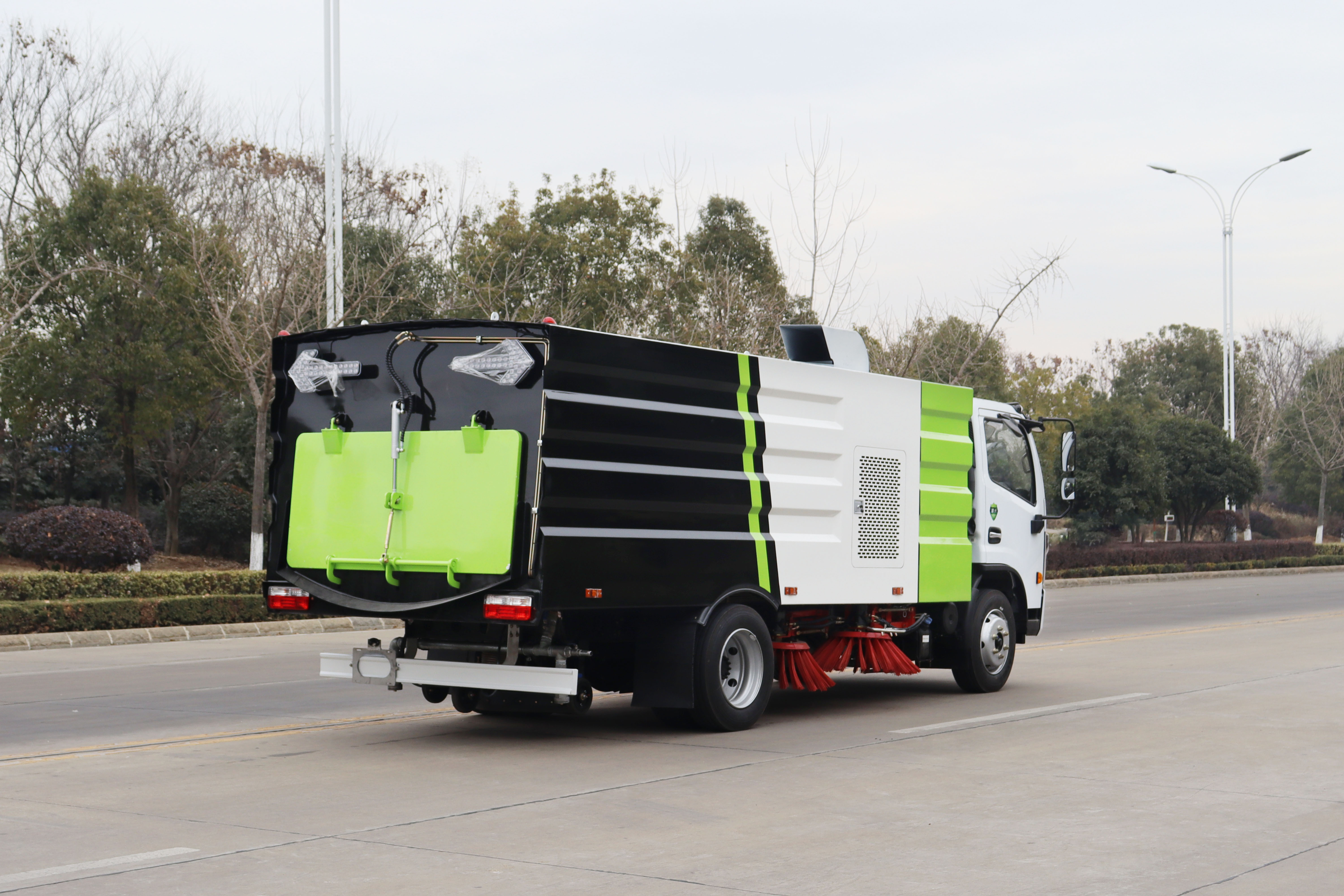 Camion balayeuse de voirie Dongfeng 5,5 m³, Suizhou Hongda Automobile Sales Co., Ltd., Camion balayeuse de voirie Dongfeng 5,5 m³