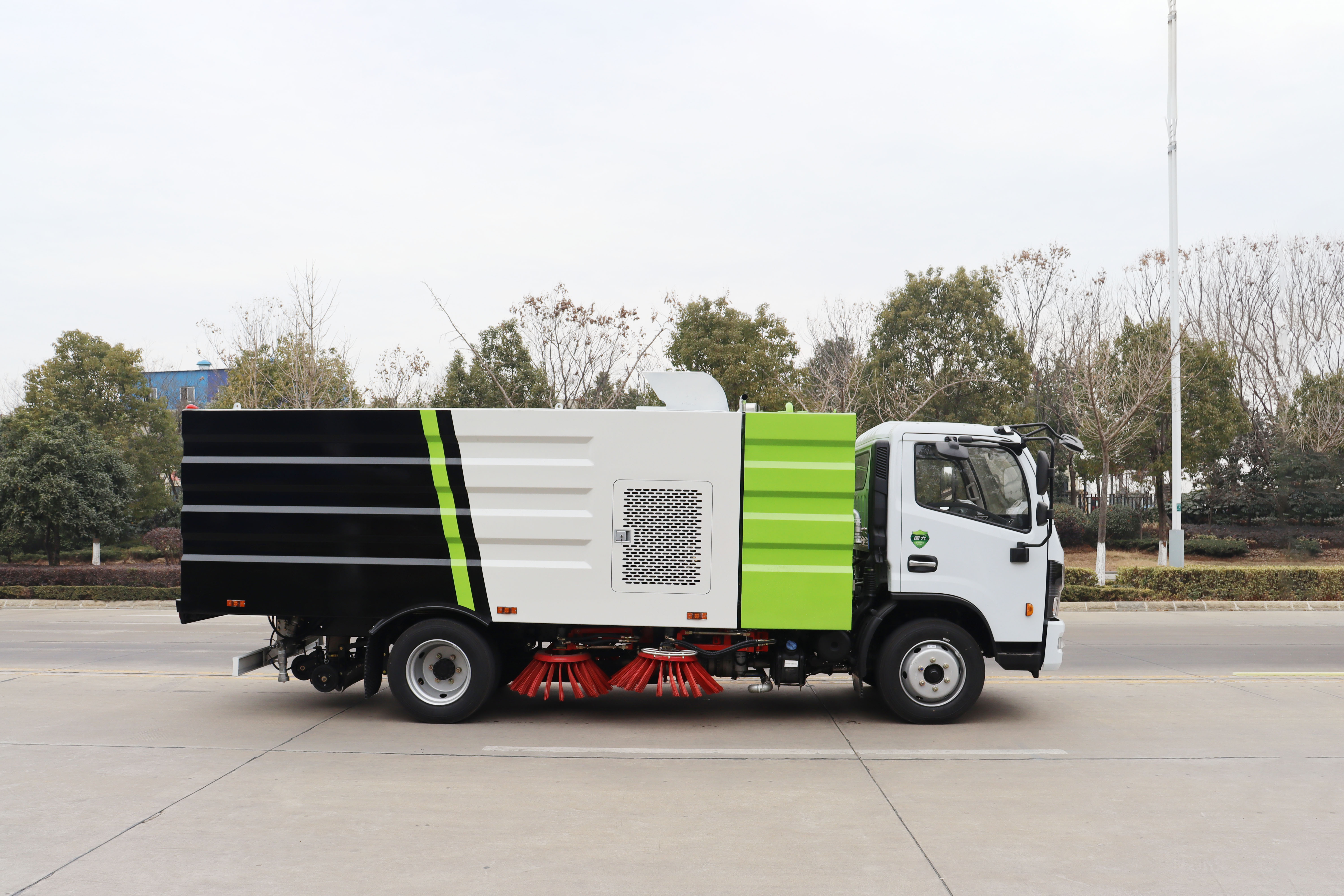 Camion balayeuse de voirie Dongfeng 5,5 m³, Suizhou Hongda Automobile Sales Co., Ltd., Camion balayeuse de voirie Dongfeng 5,5 m³