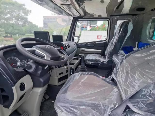Camion balayeuse aspirante robuste Sinotruk Howo série NX de 8 m³, Suizhou Hongda Automobile Sales Co., Ltd., Camion balayeuse aspirante robuste HOWO de 8 m³