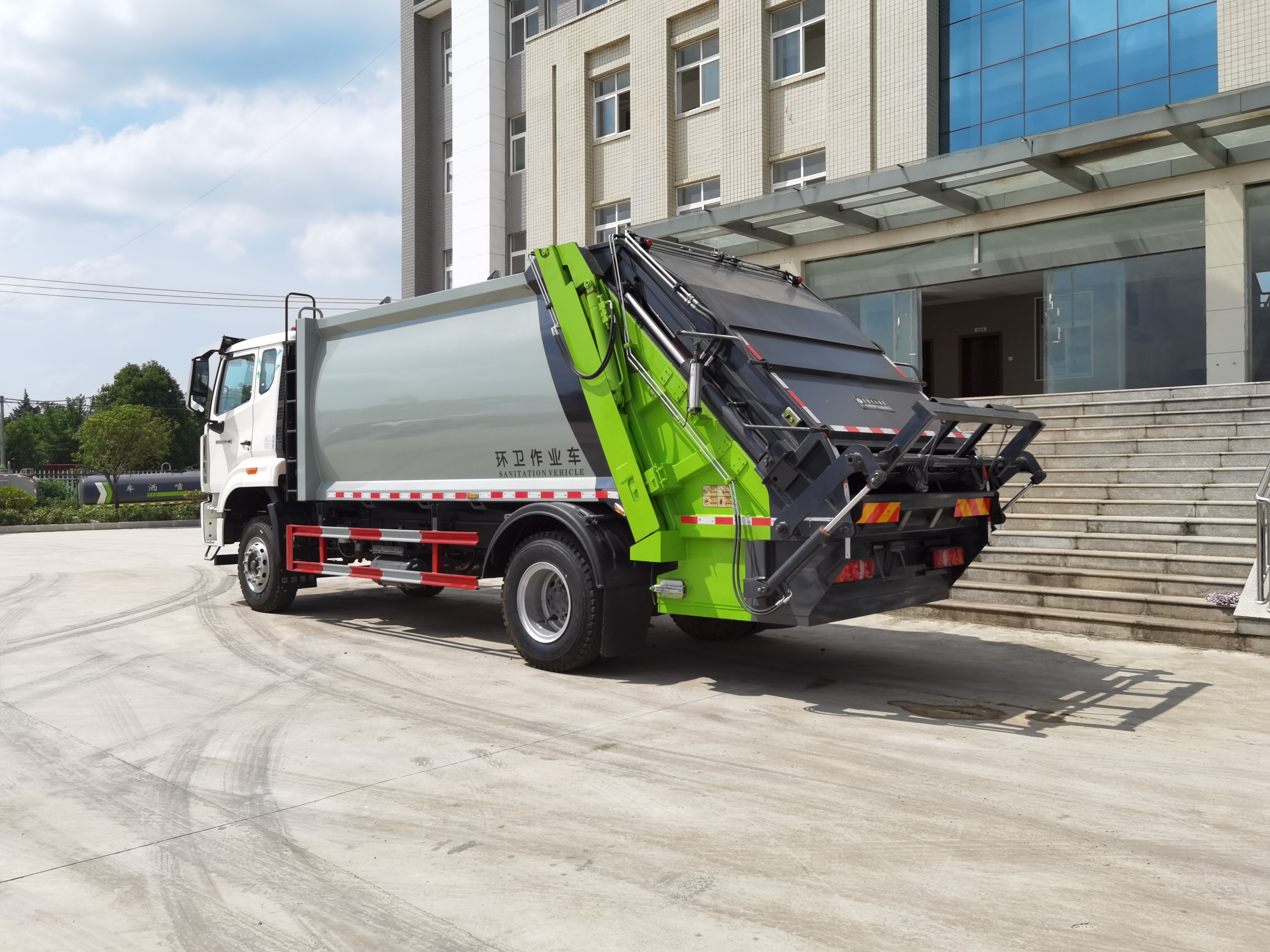 Мусоровоз HOWO с задней загрузкой и компактором, 16 м³, Suizhou Hongda Automobile Sales Co., Ltd., Мусоровоз HOWO с задней загрузкой и компактором, 16 м³