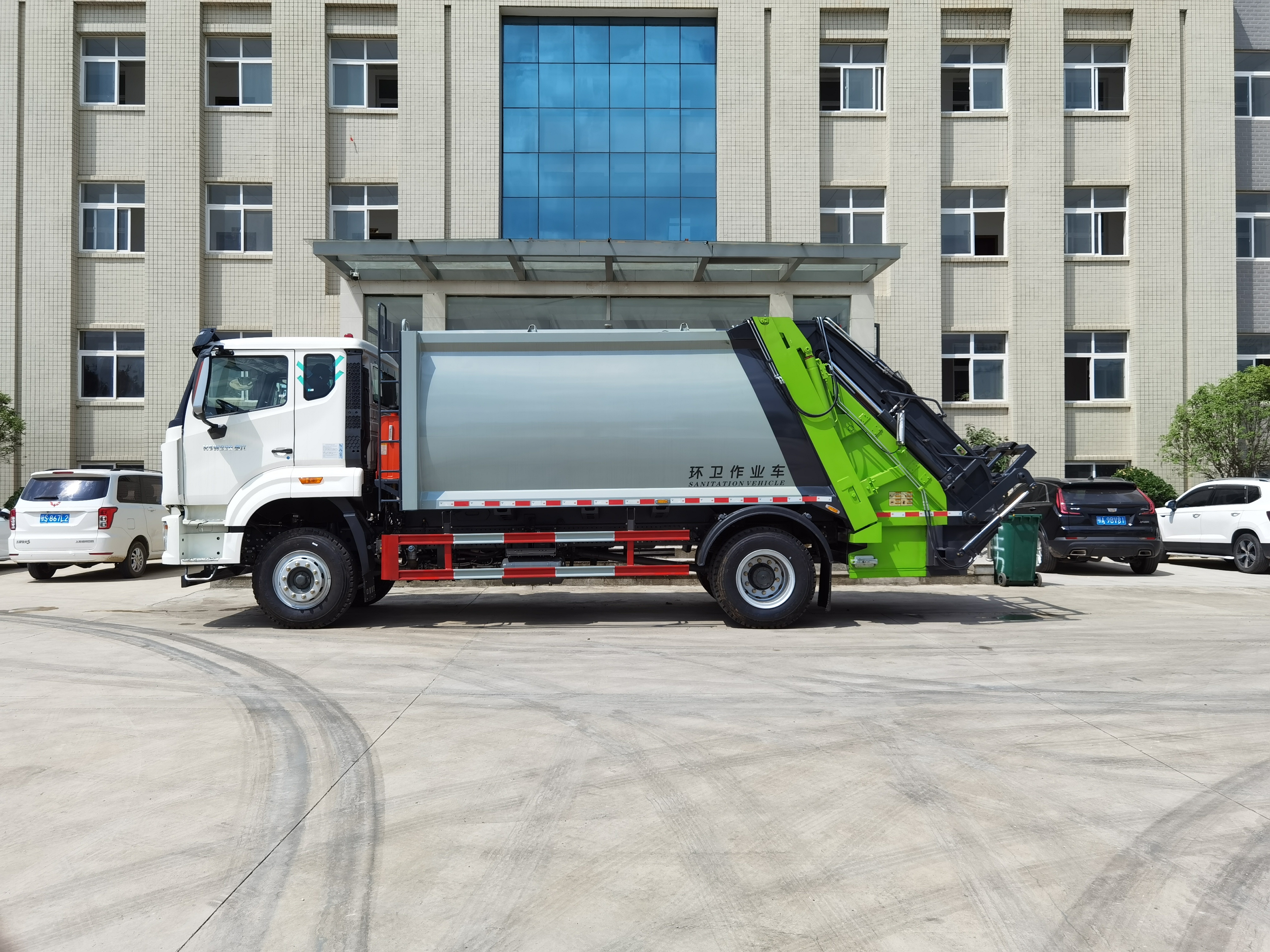 Мусоровоз HOWO с задней загрузкой и компактором, 16 м³, Suizhou Hongda Automobile Sales Co., Ltd., Мусоровоз HOWO с задней загрузкой и компактором, 16 м³
