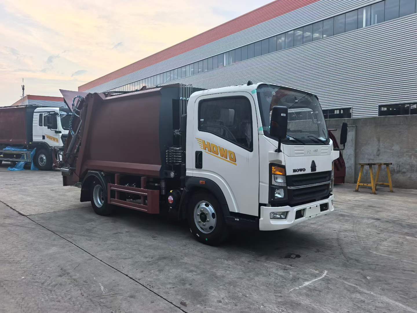 Мусоровоз HOWO с задней загрузкой и компактором, объемом 5,8 м³, Suizhou Hongda Automobile Sales Co., Ltd., HOWO 5,8 м³