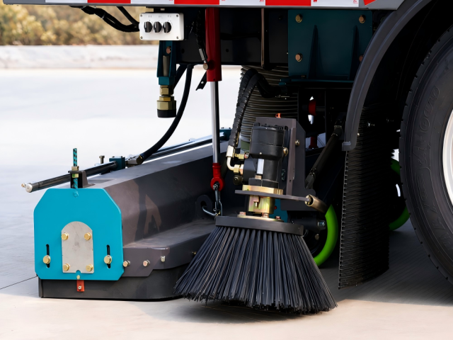 Вакуумная подметальная машина Sinotruk Howo V5 Series 8m³, Suizhou Hongda Automobile Sales Co., Ltd., HOWO 8m³ Heavy-Duty Vacuum Sweeper Truck