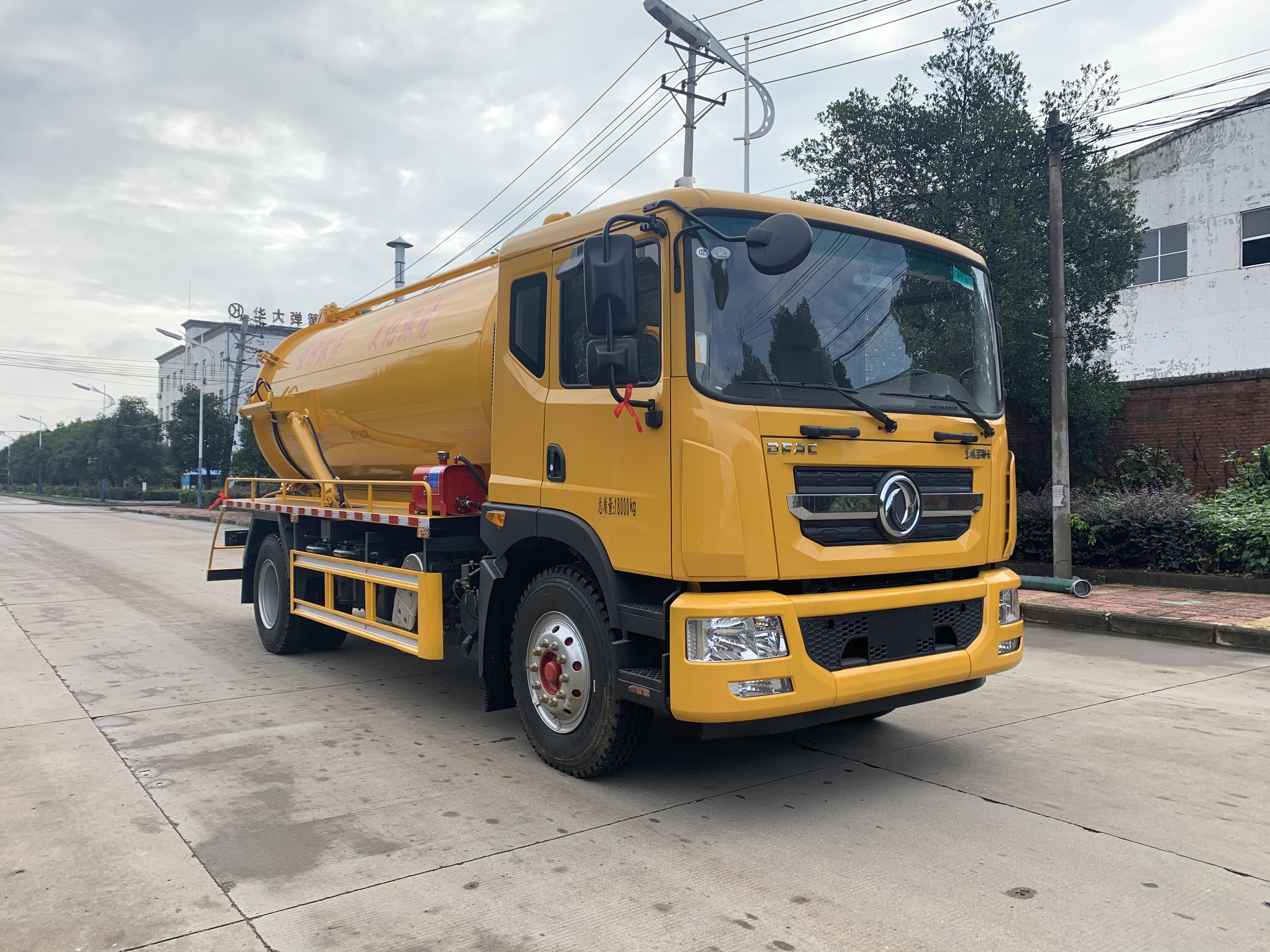 Вакуумный откачиватель сточных вод объемом 11,5 м³, компания Suizhou Hongda Automobile Sales Co., Ltd.