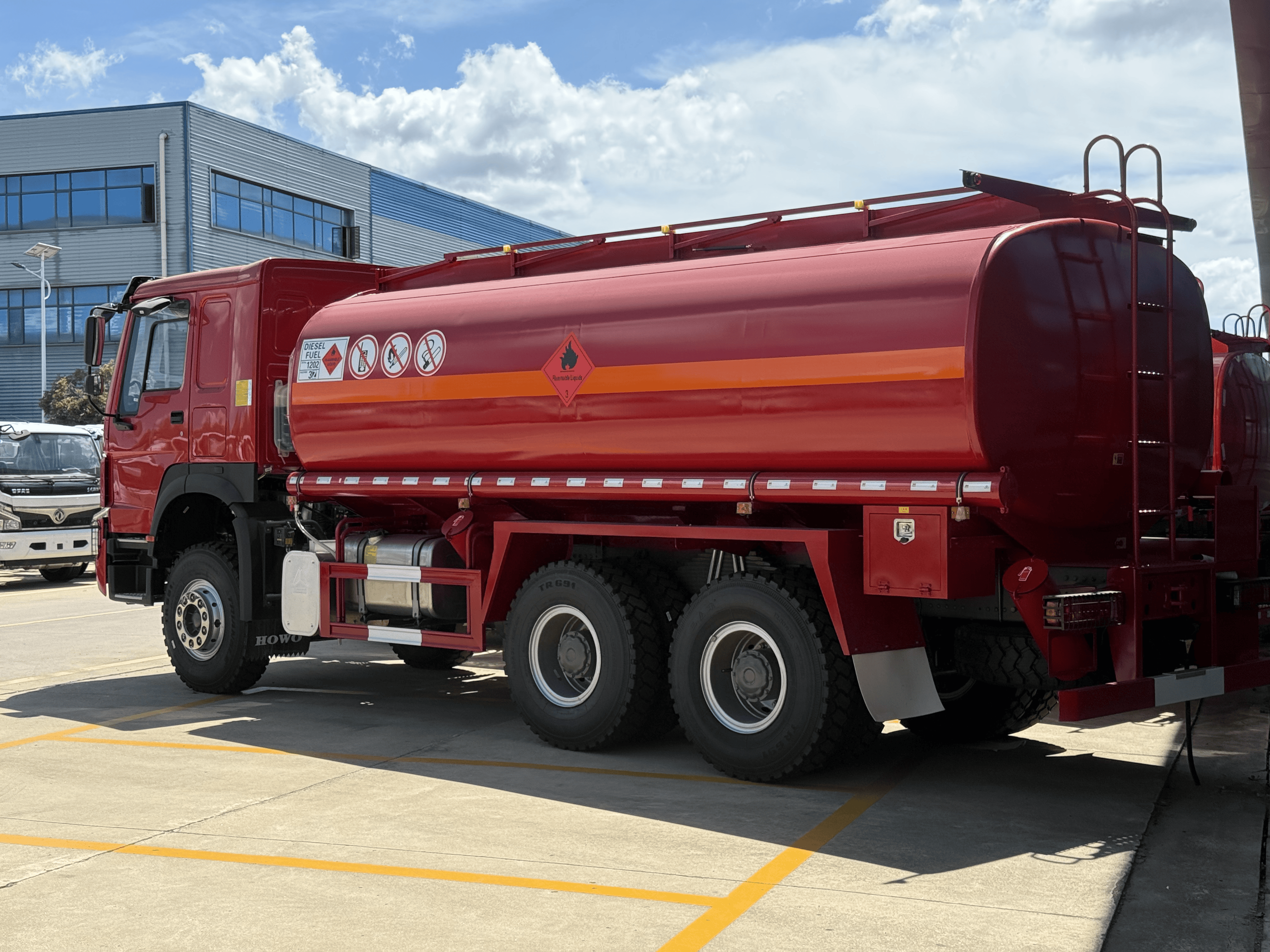 Camión cisterna de combustible Sinotruk Howo H77L Serie 20–25 m³, Suizhou Hongda Automobile Sales Co., Ltd., Camión cisterna de combustible Sinotruk Howo H77L Serie 20–25 m³