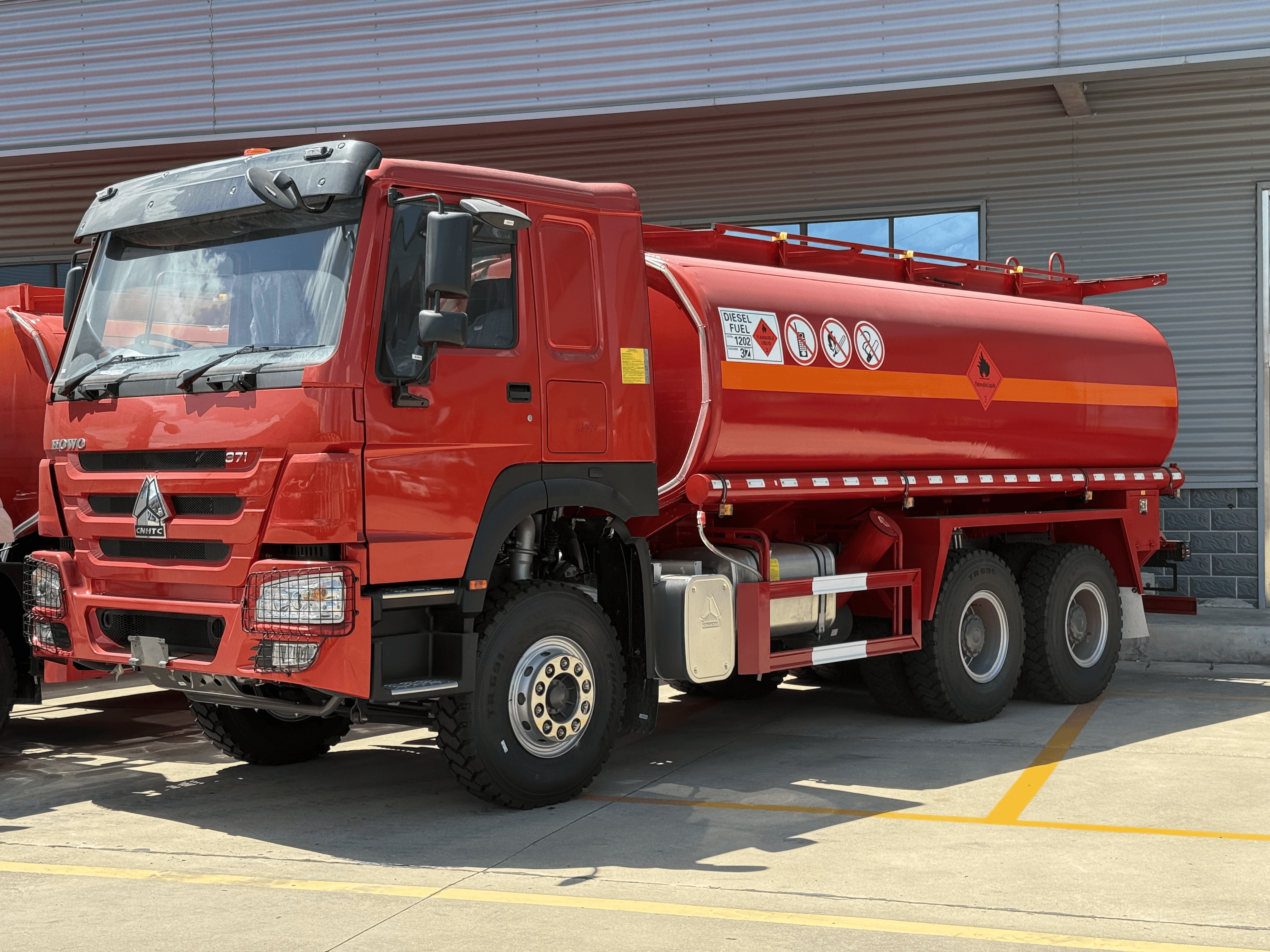 Camión cisterna de combustible Sinotruk Howo H77L Serie 20–25 m³, Suizhou Hongda Automobile Sales Co., Ltd., Camión cisterna de combustible Sinotruk Howo H77L Serie 20–25 m³