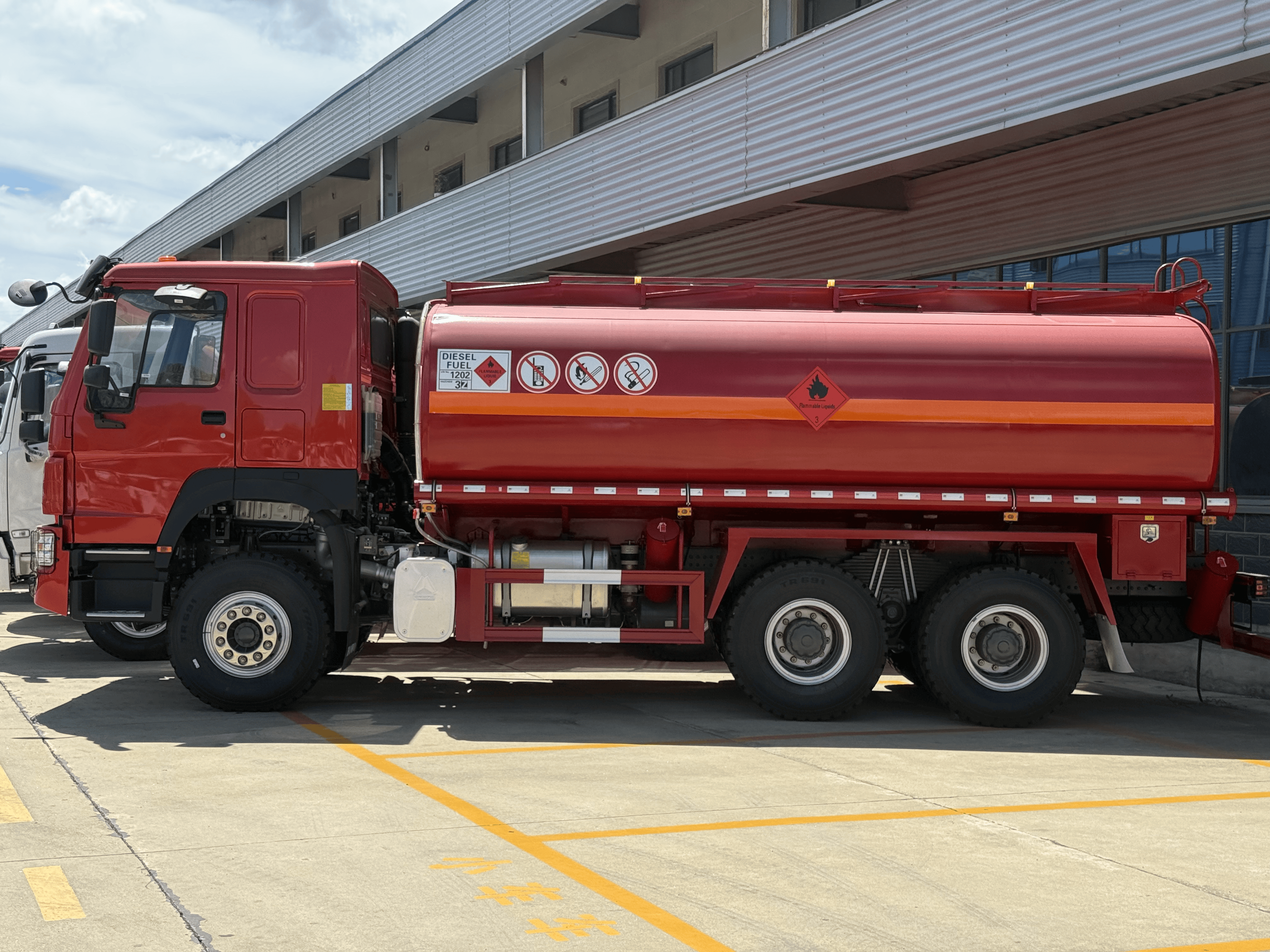 Camión cisterna de combustible Sinotruk Howo H77L Serie 20–25 m³, Suizhou Hongda Automobile Sales Co., Ltd., Camión cisterna de combustible Sinotruk Howo H77L Serie 20–25 m³