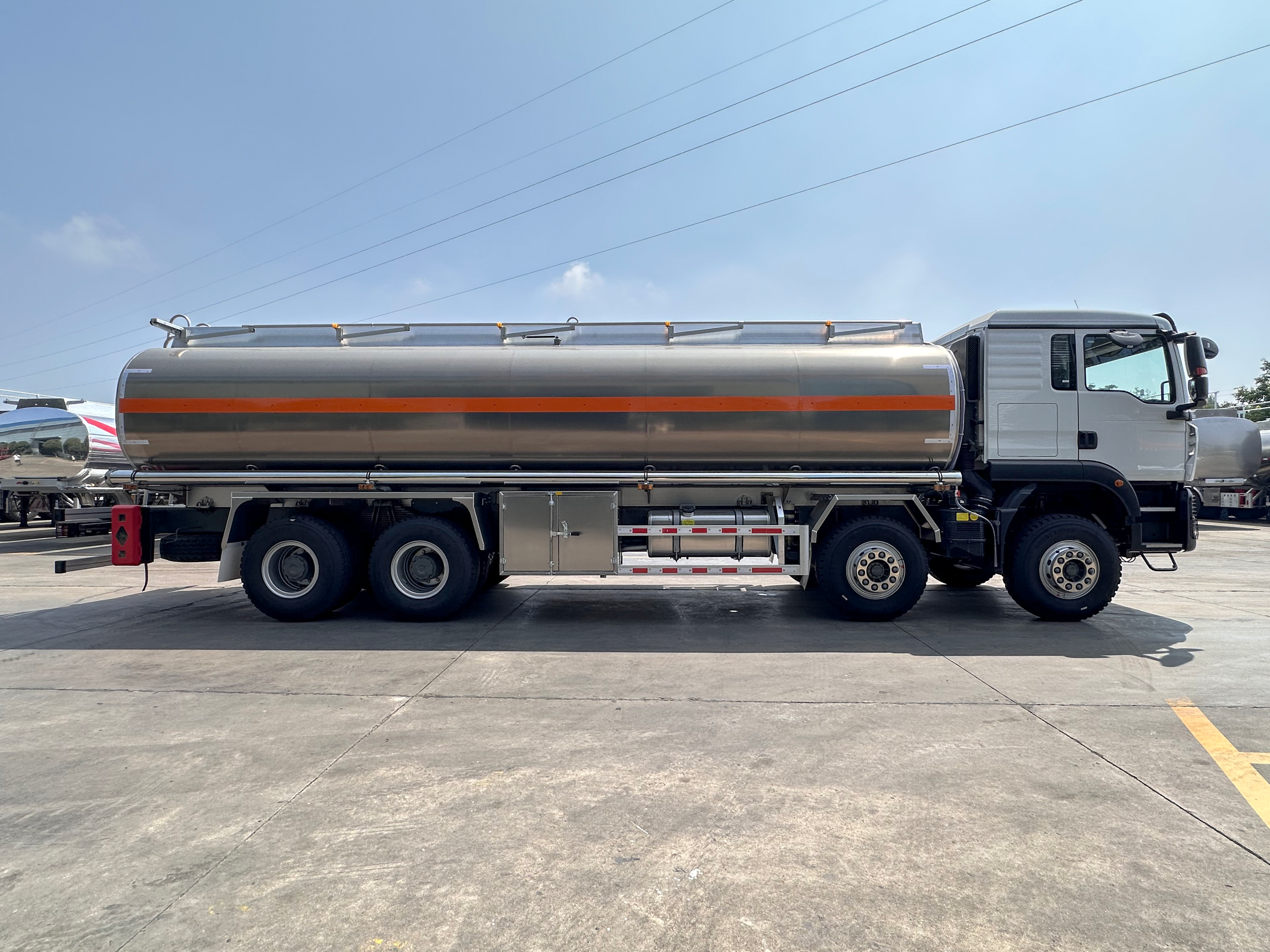 Camión cisterna de combustible Sinotruk Howo TX Series de 30–35 m³, Suizhou Hongda Automobile Sales Co., Ltd., Camión cisterna de combustible Sinotruk Howo TX Series de 30–35 m³
