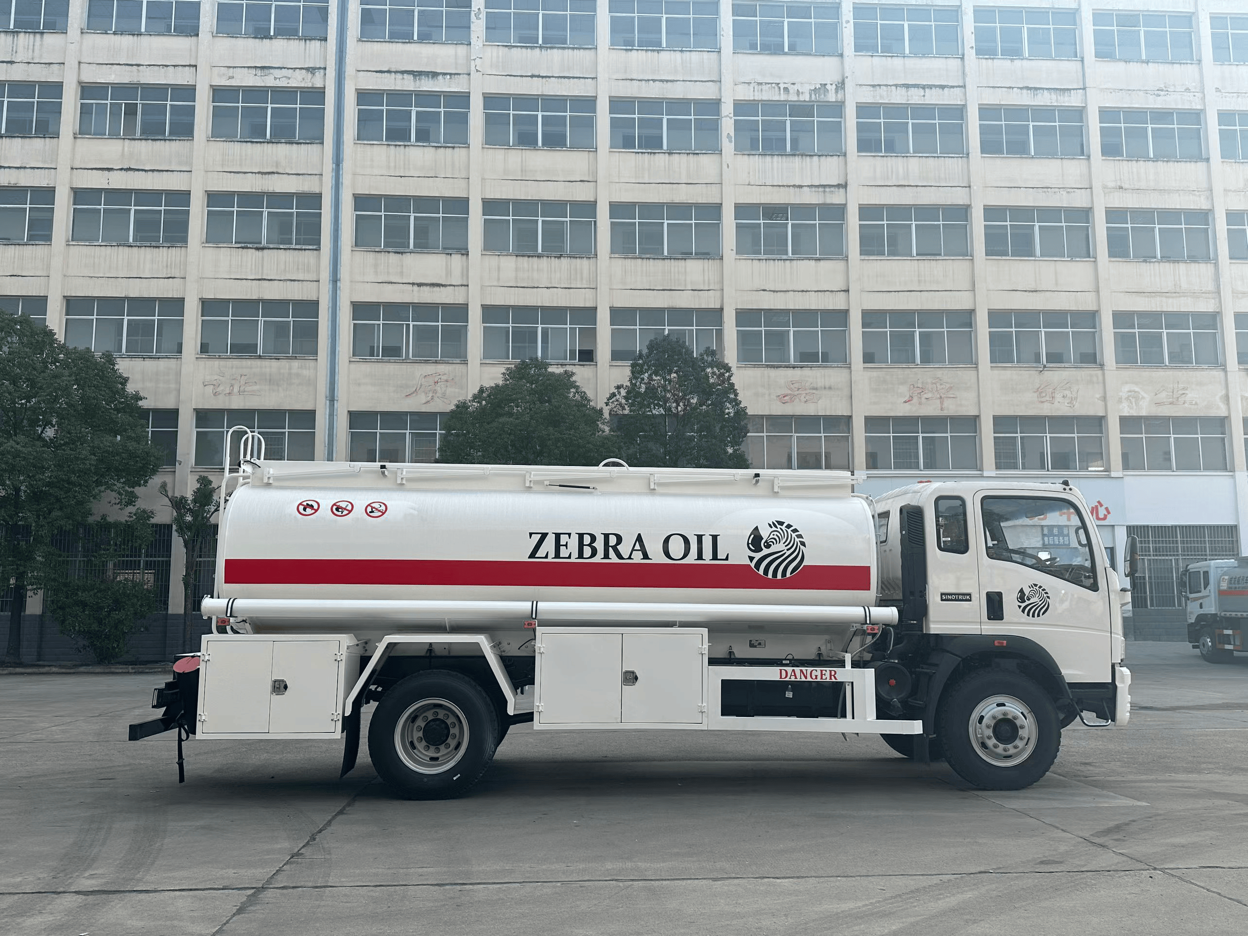 Camión cisterna de combustible Sinotruk Howo de 10 m³, Suizhou Hongda Automobile Sales Co., Ltd., Camión cisterna de combustible Sinotruk Howo de 10 m³