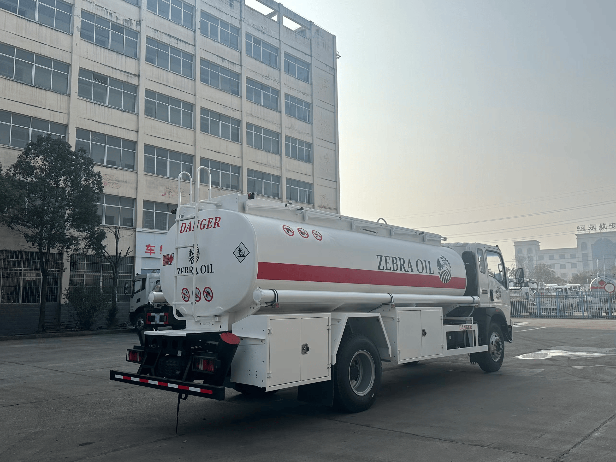 Camión cisterna de combustible Sinotruk Howo de 10 m³, Suizhou Hongda Automobile Sales Co., Ltd., Camión cisterna de combustible Sinotruk Howo de 10 m³
