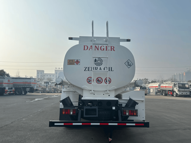 Camión cisterna de combustible Sinotruk Howo de 10 m³, Suizhou Hongda Automobile Sales Co., Ltd., Camión cisterna de combustible Sinotruk Howo de 10 m³