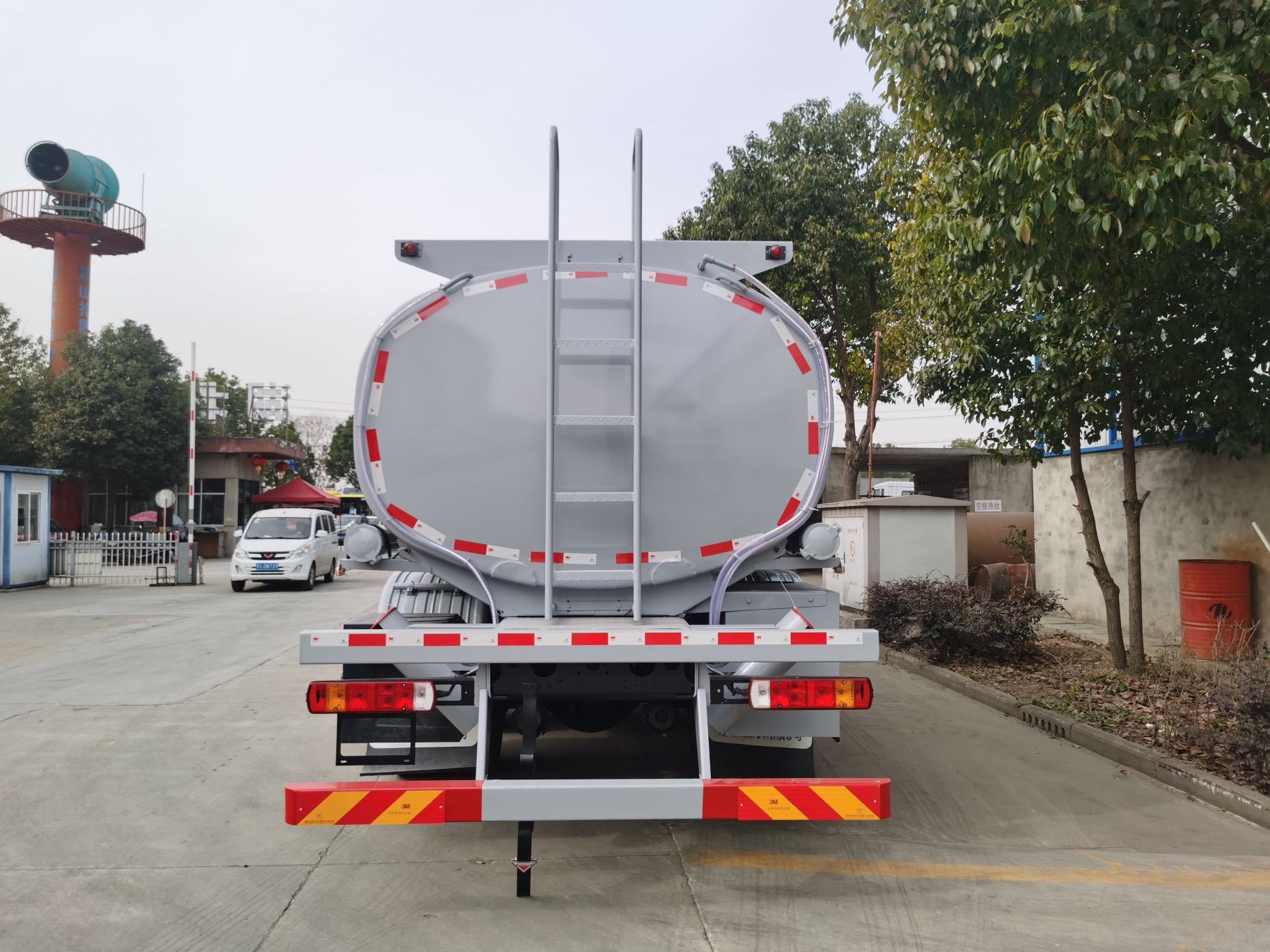 Camion-citerne pour produits chimiques dangereux FAW Jiefang de 21 m³, Suizhou Hongda Automobile Sales Co., Ltd., camion-citerne pour produits chimiques à acide sulfurique Howo série G5x de 10 tonnes