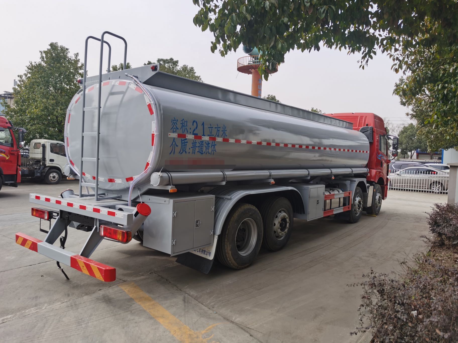 Camion-citerne pour produits chimiques dangereux FAW Jiefang de 21 m³, Suizhou Hongda Automobile Sales Co., Ltd., camion-citerne pour produits chimiques à acide sulfurique Howo série G5x de 10 tonnes