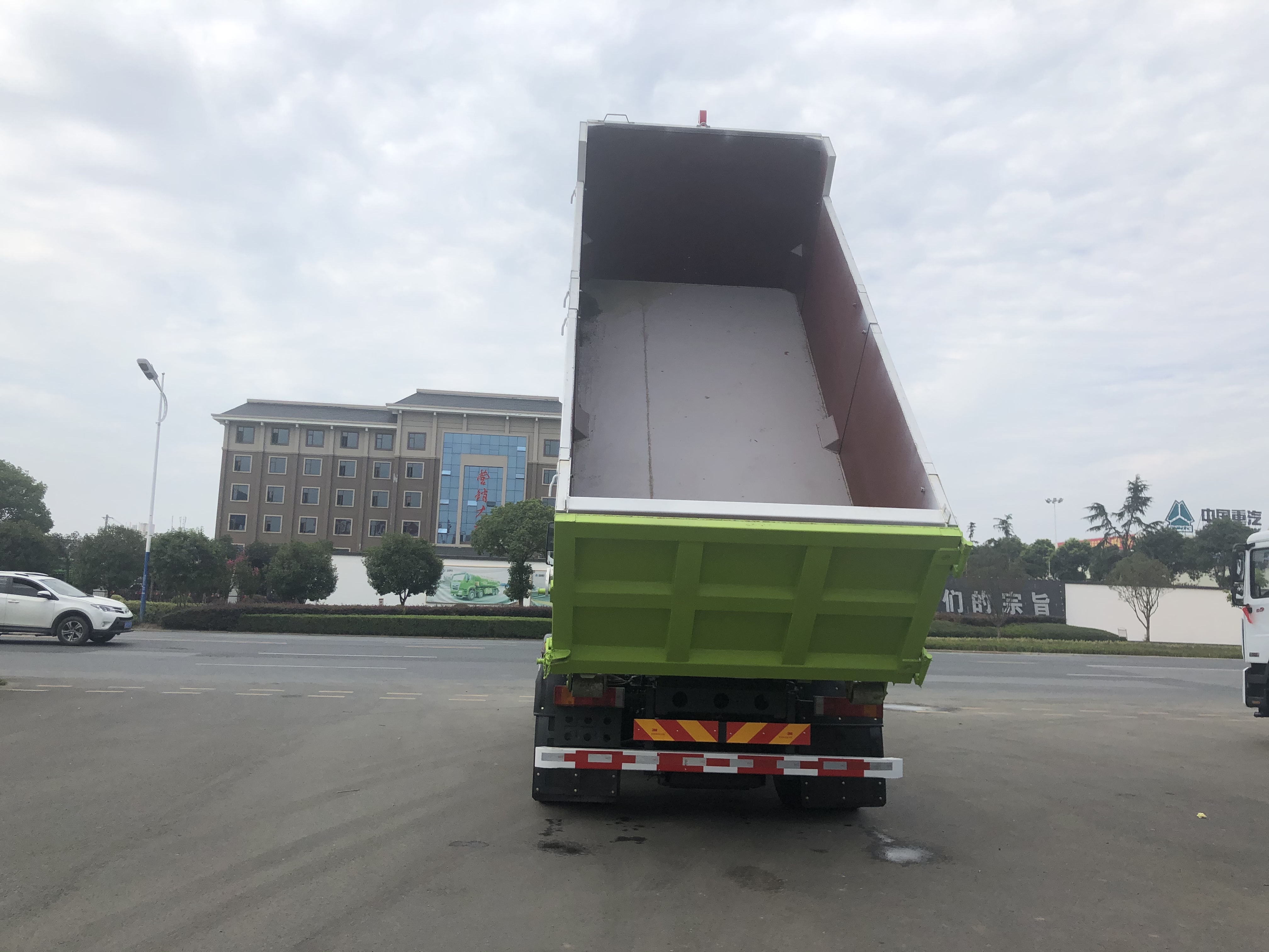 Camión recolector de basura Dongfeng de 12 toneladas con sistema de gancho elevador para trabajo pesado, Suizhou Hongda Automobile Sales Co., Ltd., Camión recolector de basura Dongfeng de 12 toneladas con sistema de gancho elevador para trabajo pesado