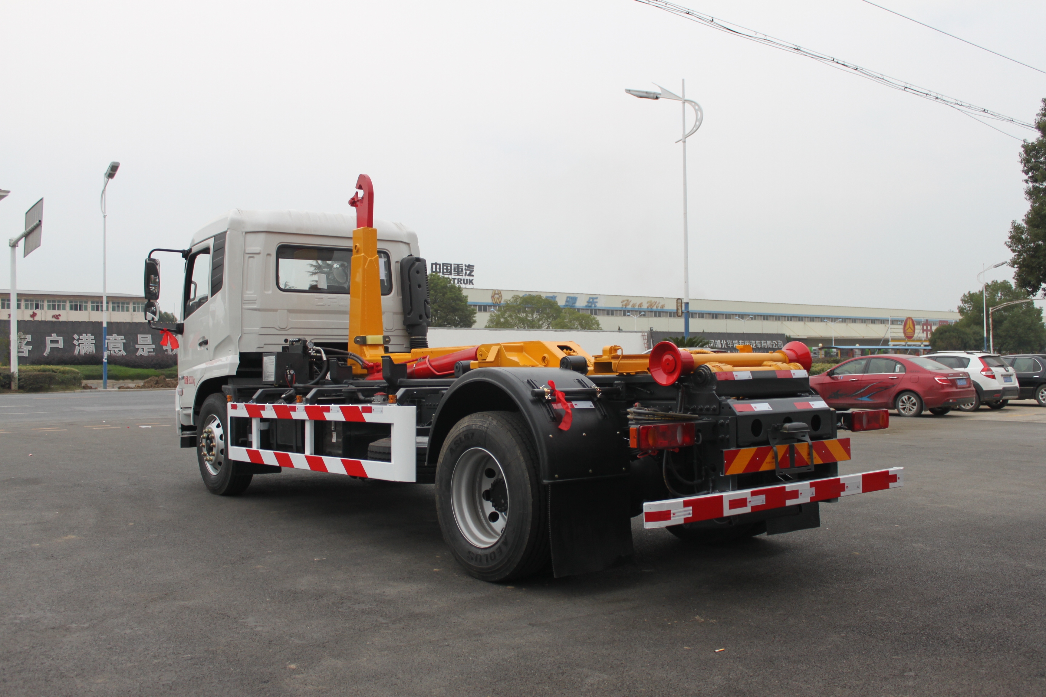 Camión recolector de basura Dongfeng de 12 toneladas con sistema de gancho elevador para trabajo pesado, Suizhou Hongda Automobile Sales Co., Ltd., Camión recolector de basura Dongfeng de 12 toneladas con sistema de gancho elevador para trabajo pesado