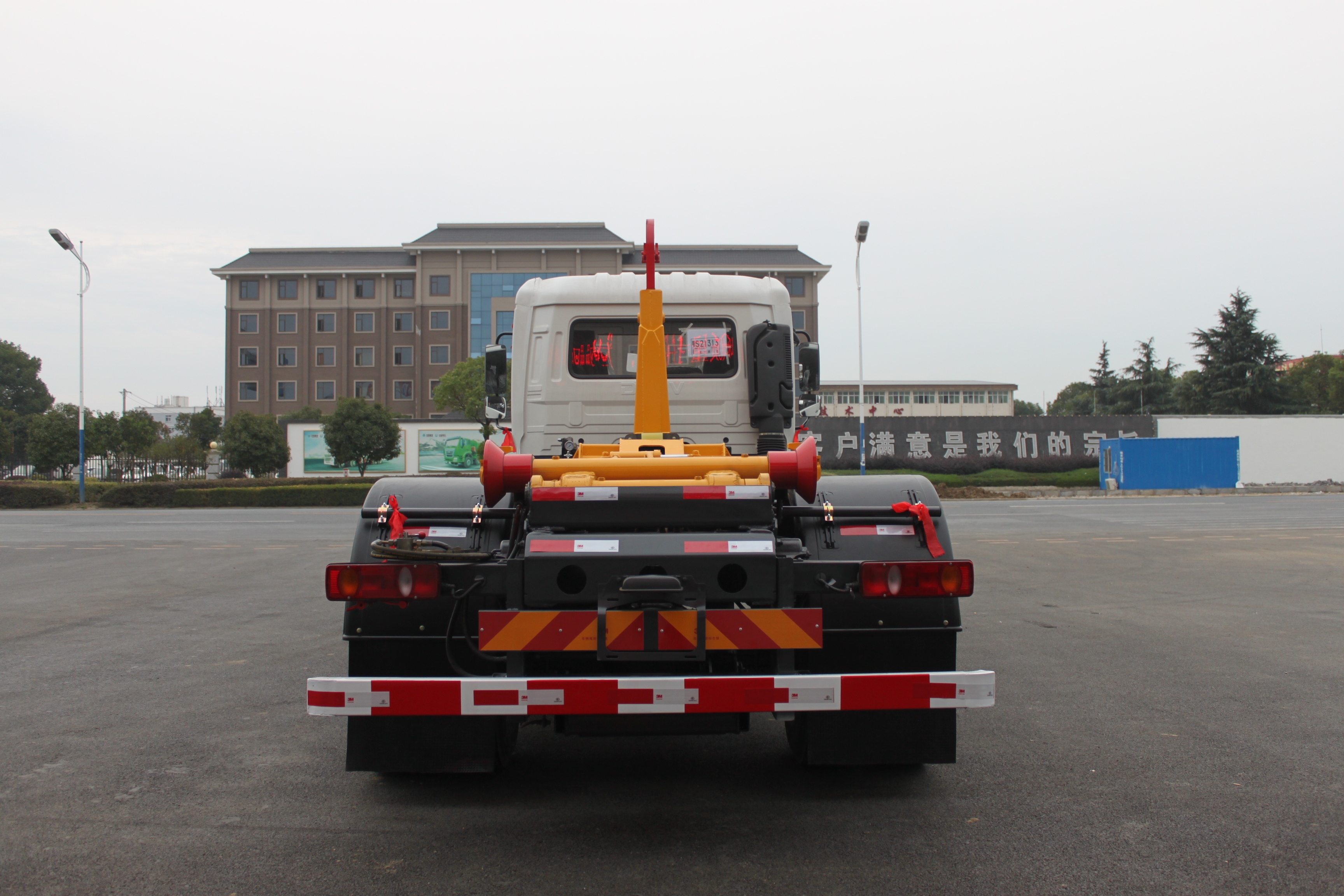 Camión recolector de basura Dongfeng de 12 toneladas con sistema de gancho elevador para trabajo pesado, Suizhou Hongda Automobile Sales Co., Ltd., Camión recolector de basura Dongfeng de 12 toneladas con sistema de gancho elevador para trabajo pesado